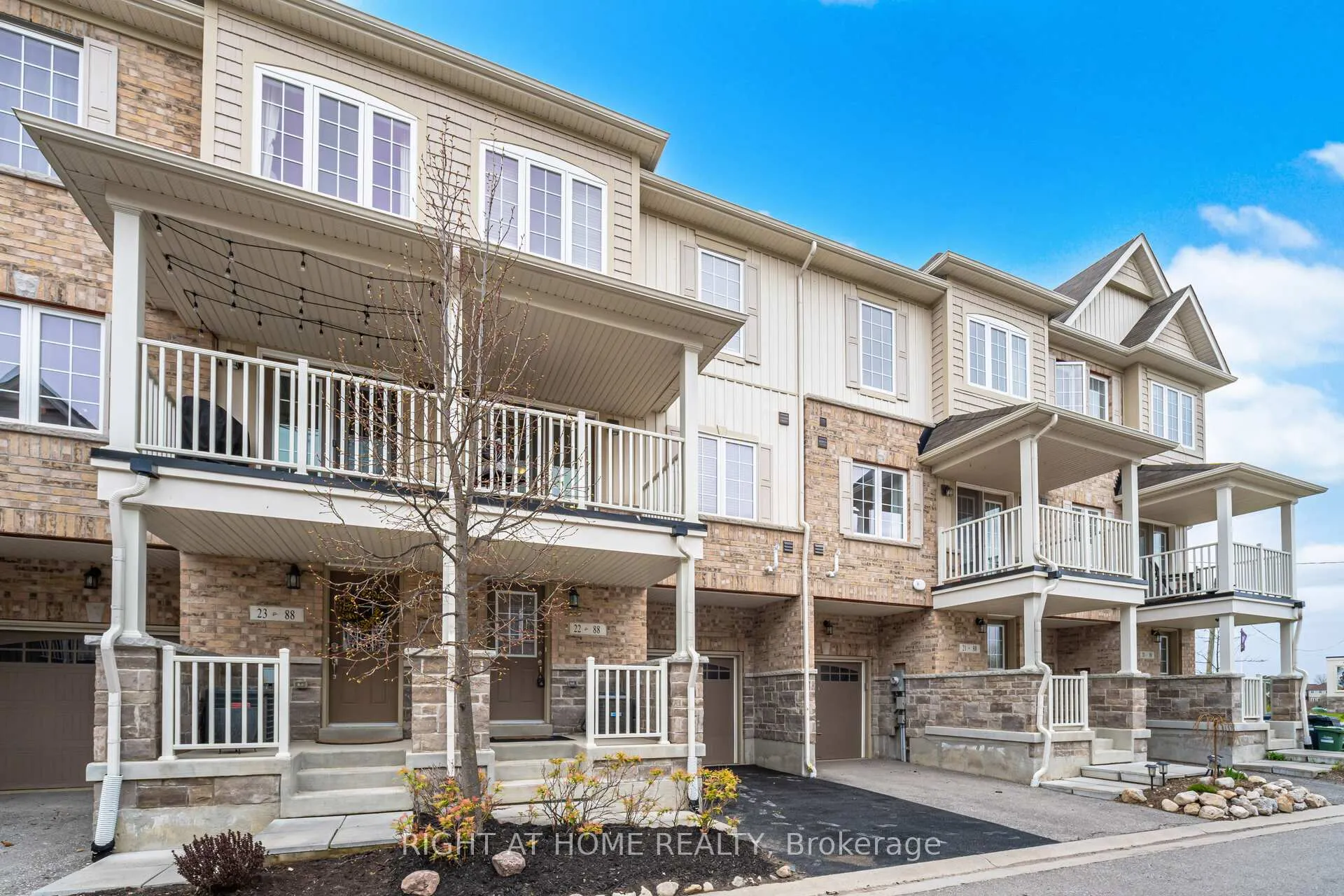 Photo 5 of Unit 22, 88 Decorso Drive, Guelph, Kortright East — HOMEH