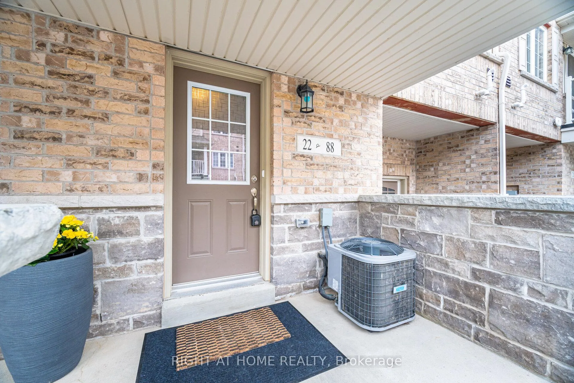 Photo 7 of Unit 22, 88 Decorso Drive, Guelph, Kortright East — HOMEH