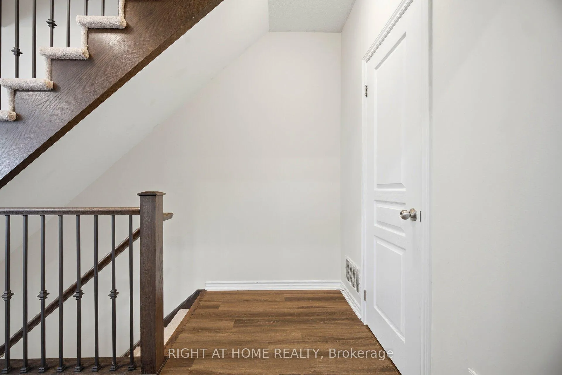 Photo 10 of Unit 22, 88 Decorso Drive, Guelph, Kortright East — HOMEH