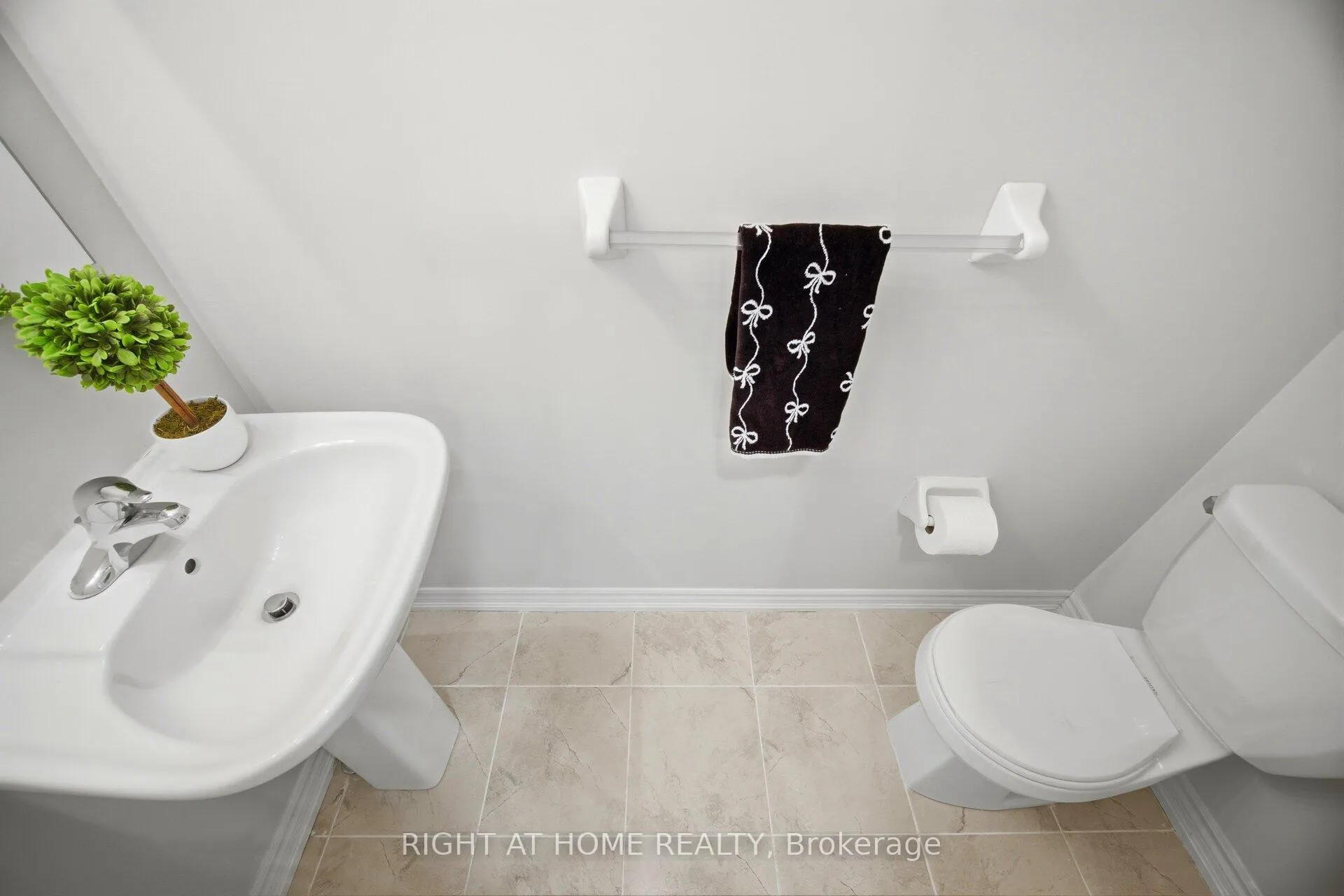 Photo 26 of Unit 22, 88 Decorso Drive, Guelph, Kortright East — HOMEH