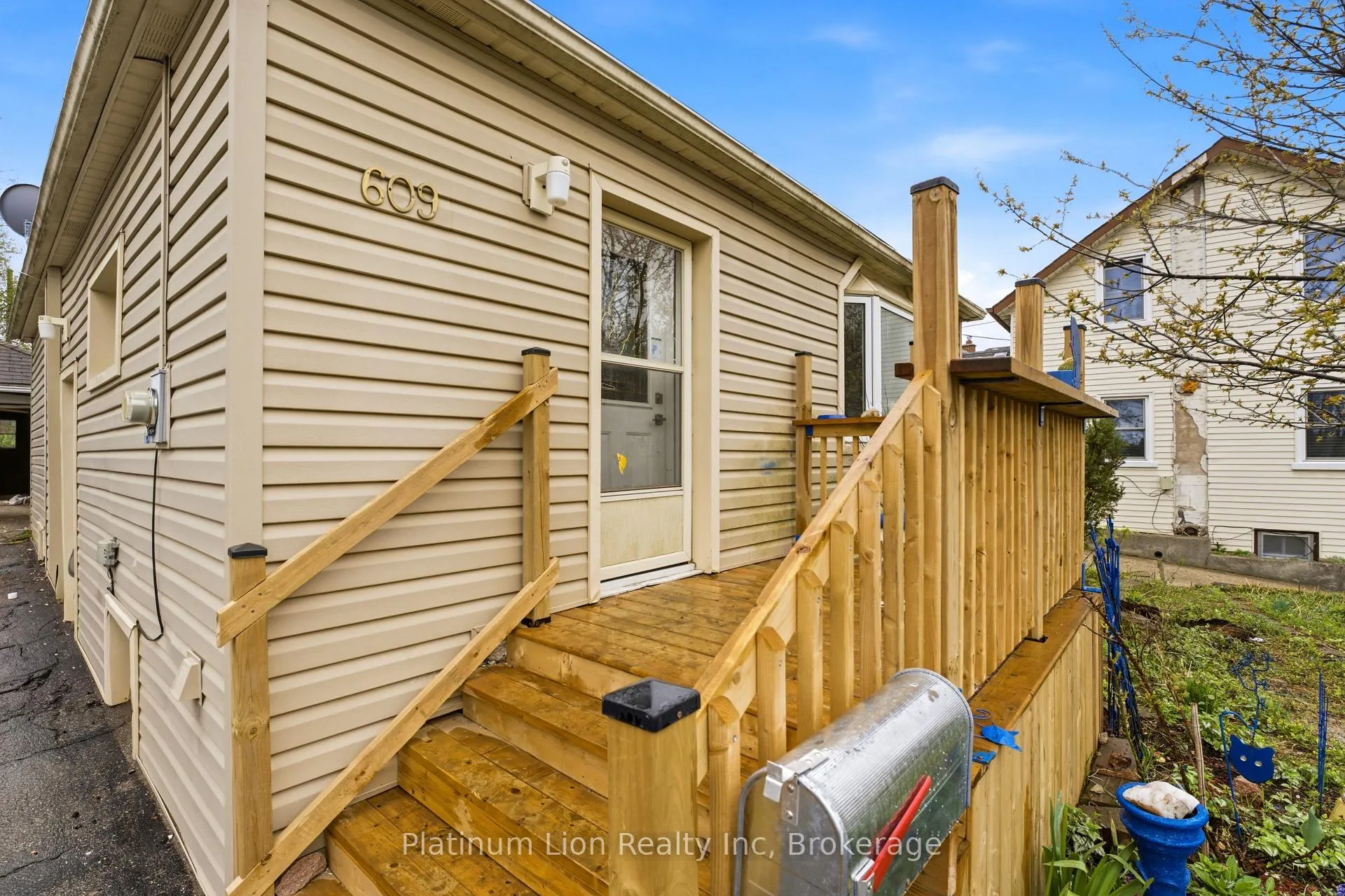 Photo 2 of 609 Guelph Street, Kitchener — HOMEH