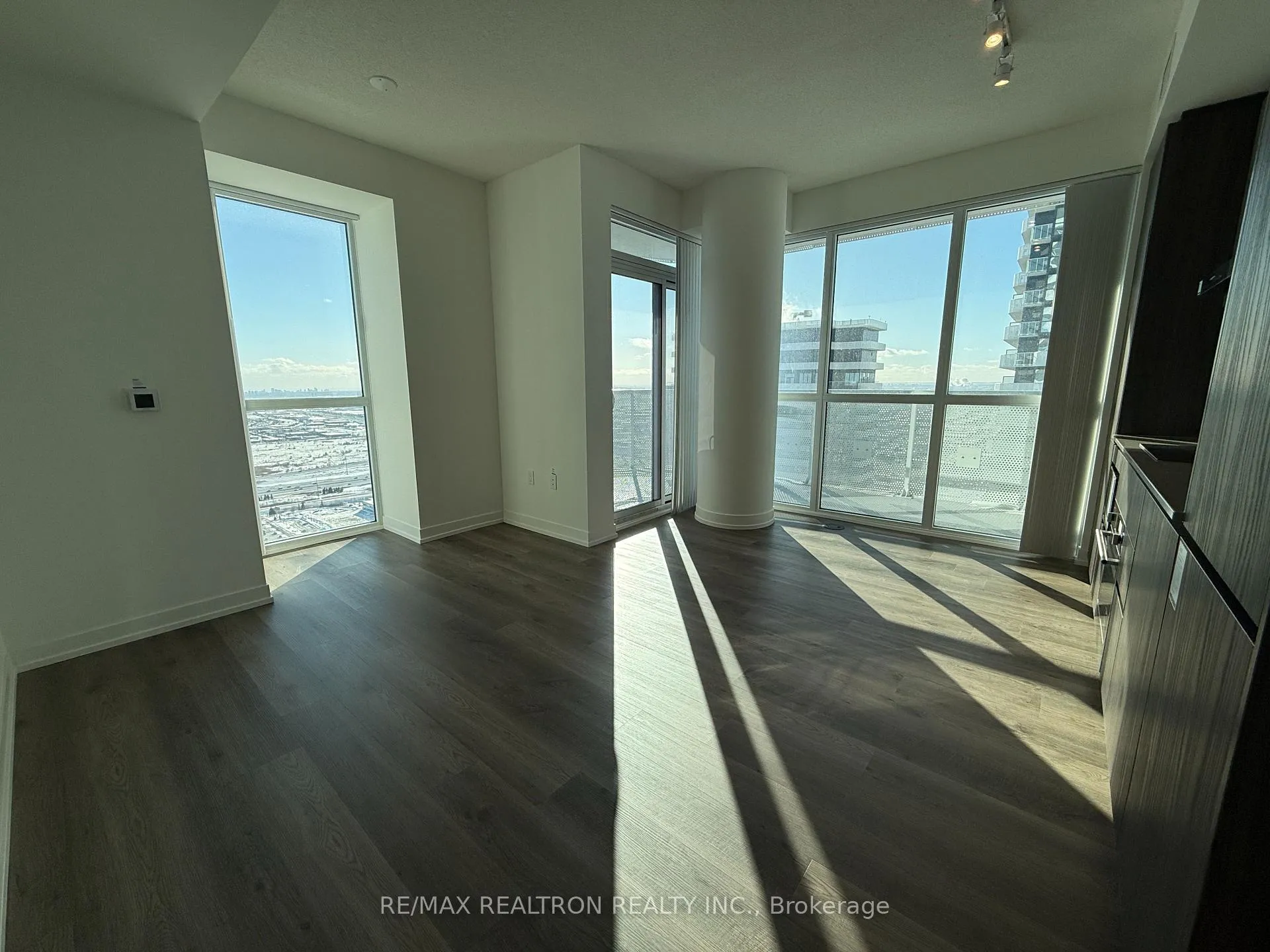 Photo 9 of Unit 5112, 8 Interchange Way, Vaughan, Vaughan Corporate Centre — HOMEH