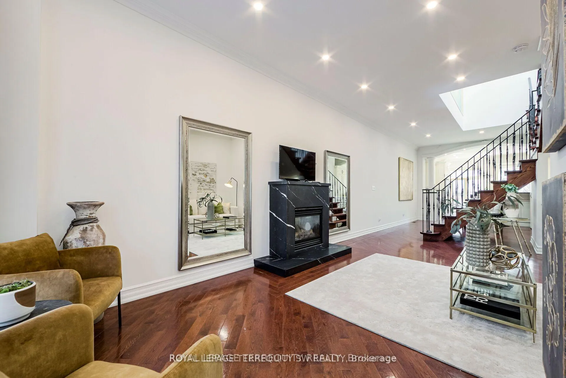 Photo 5 of 329 Lippincott Street, Toronto, University — HOMEH
