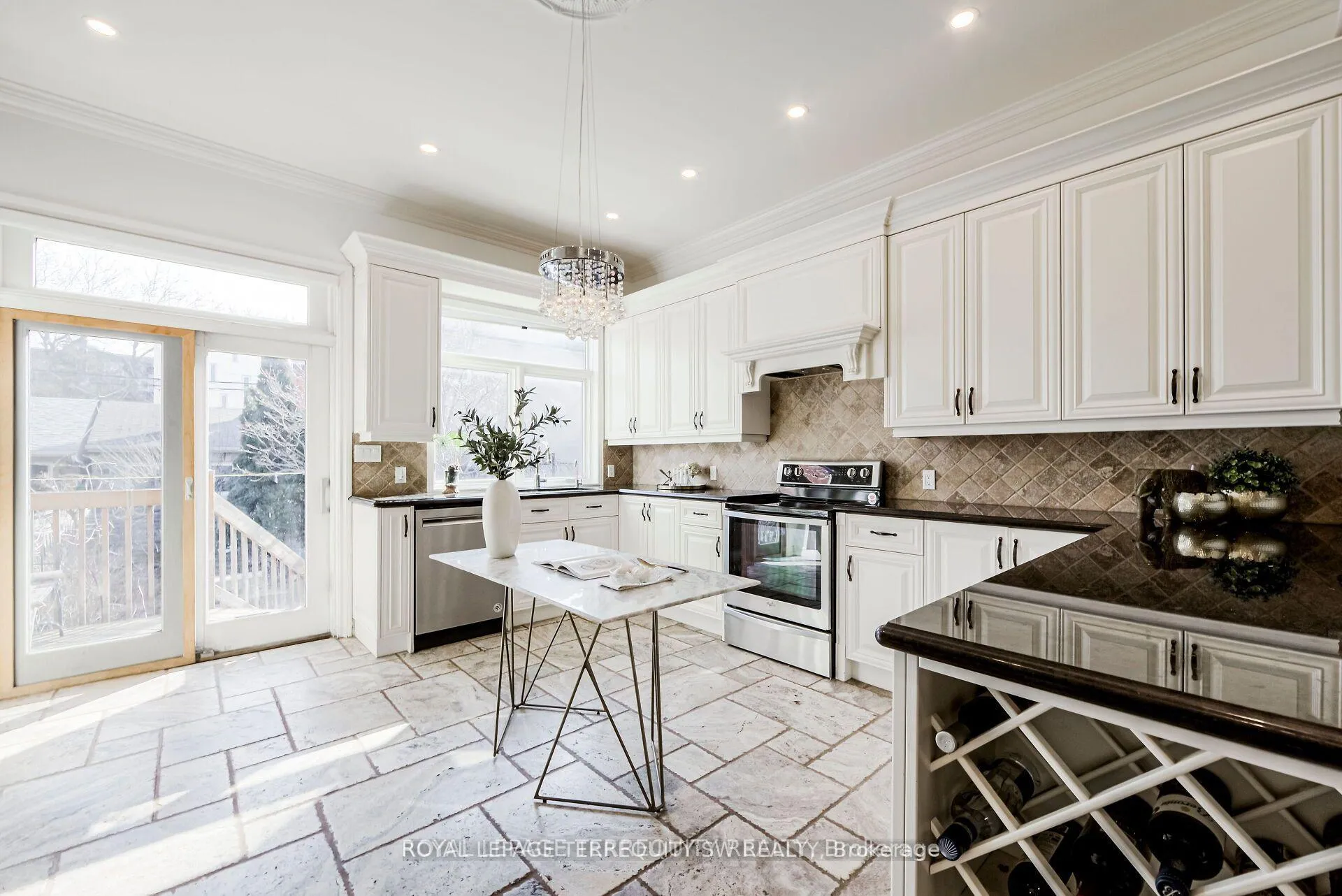 Photo 10 of 329 Lippincott Street, Toronto, University — HOMEH