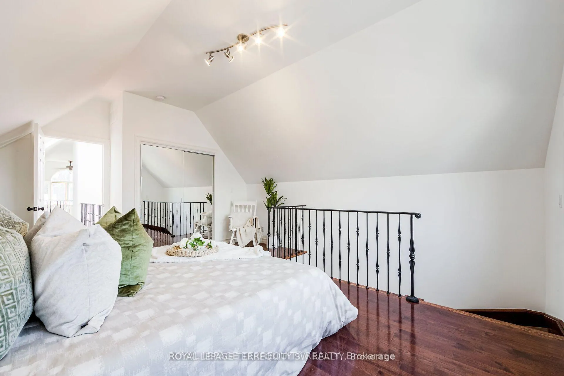 Photo 20 of 329 Lippincott Street, Toronto, University — HOMEH