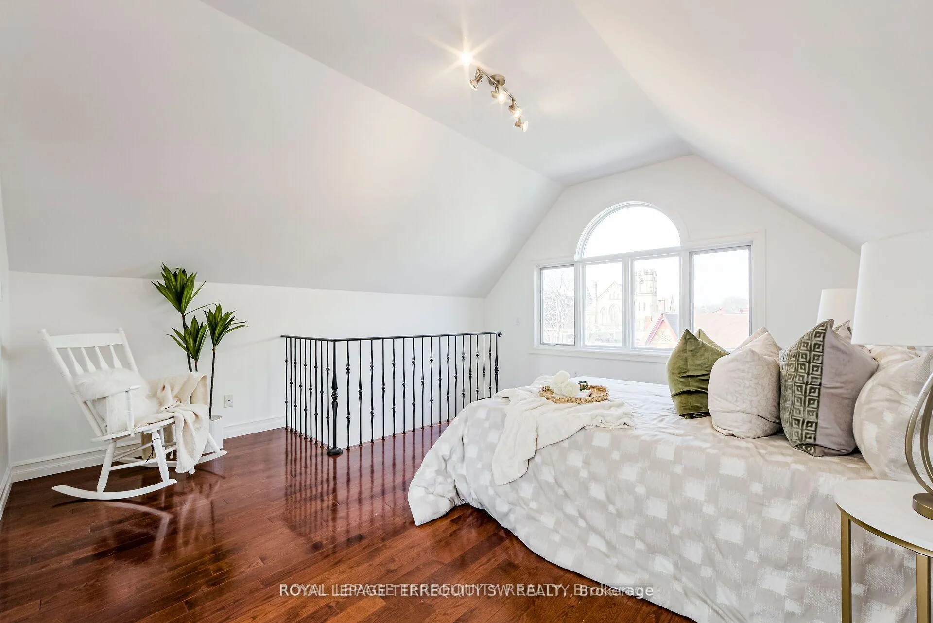 Photo 22 of 329 Lippincott Street, Toronto, University — HOMEH