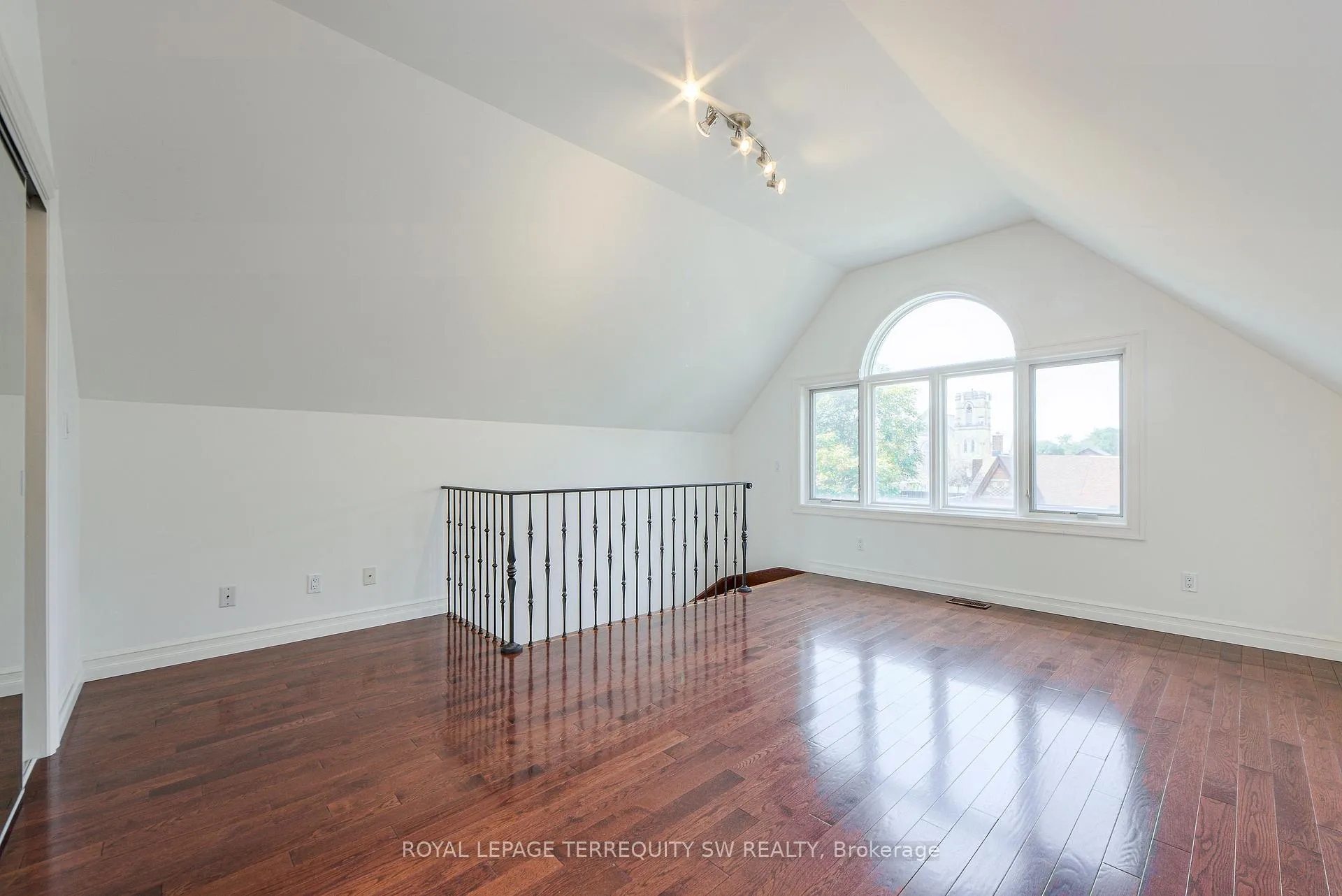 Photo 23 of 329 Lippincott Street, Toronto, University — HOMEH
