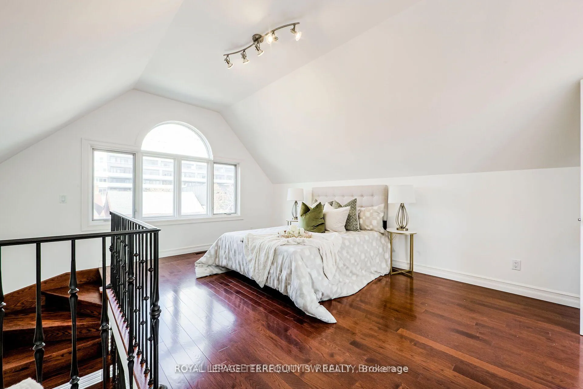 Photo 24 of 329 Lippincott Street, Toronto, University — HOMEH