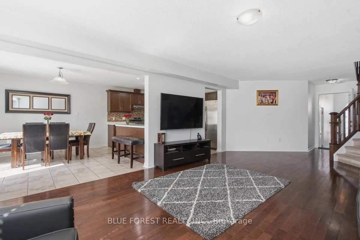 Photo 13 of 1408 Devos Drive, London, North C — HOMEH