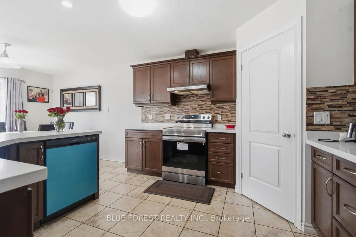 Photo 15 of 1408 Devos Drive, London, North C — HOMEH