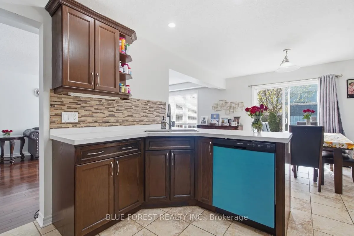 Photo 16 of 1408 Devos Drive, London, North C — HOMEH