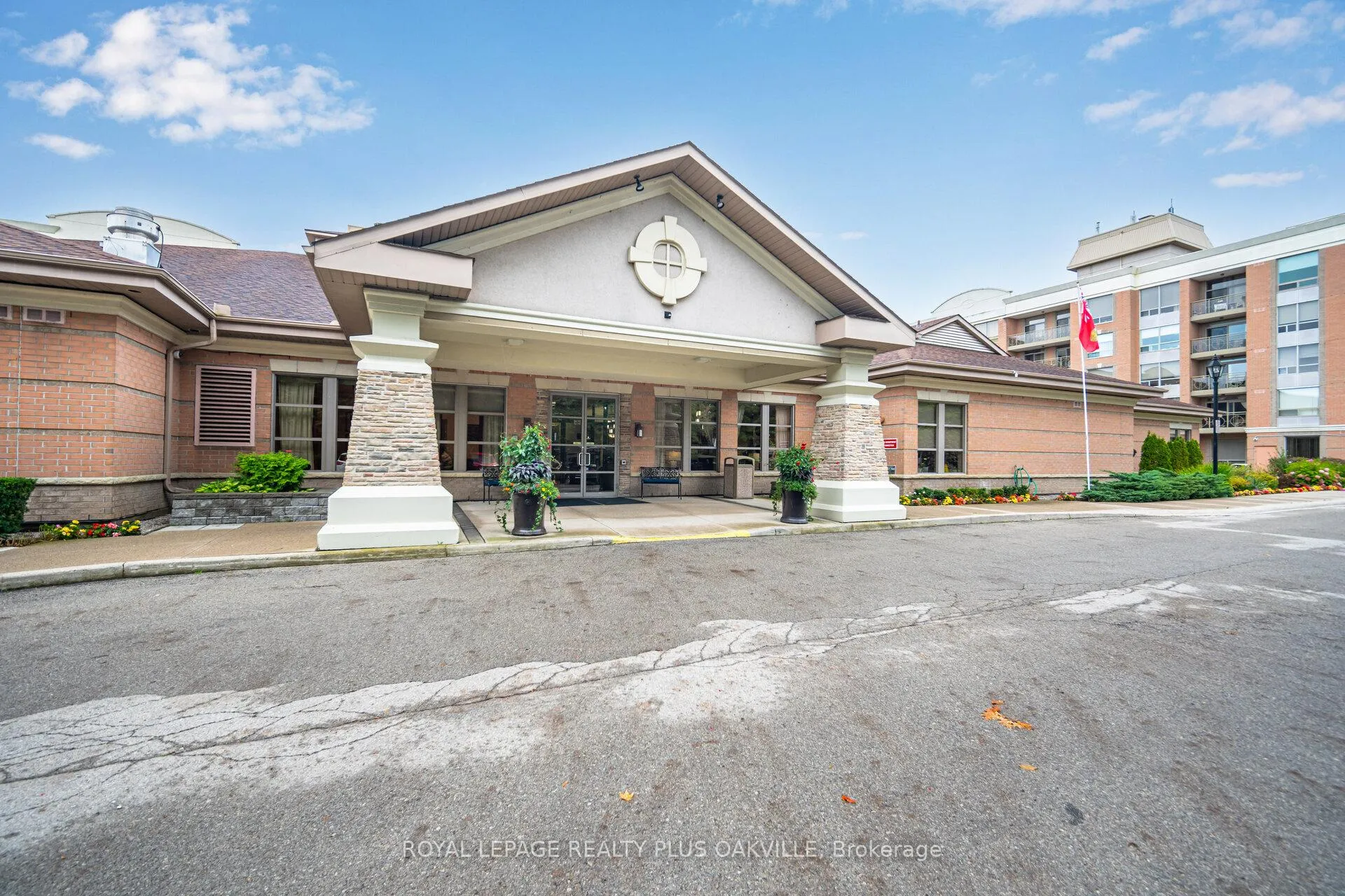 Photo 2 of Unit 1513, 100 Burloak Drive, Burlington, Appleby — HOMEH