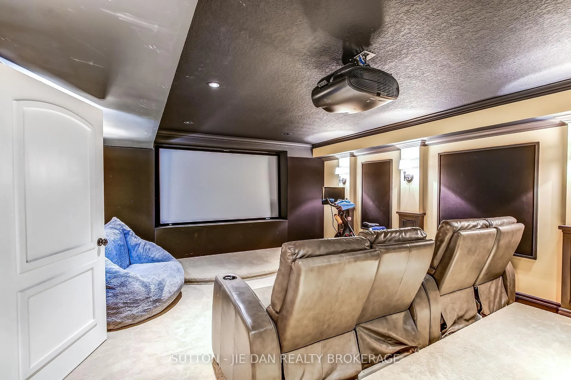 Photo 26 of 369 Kingbird Court, London, North B — HOMEH