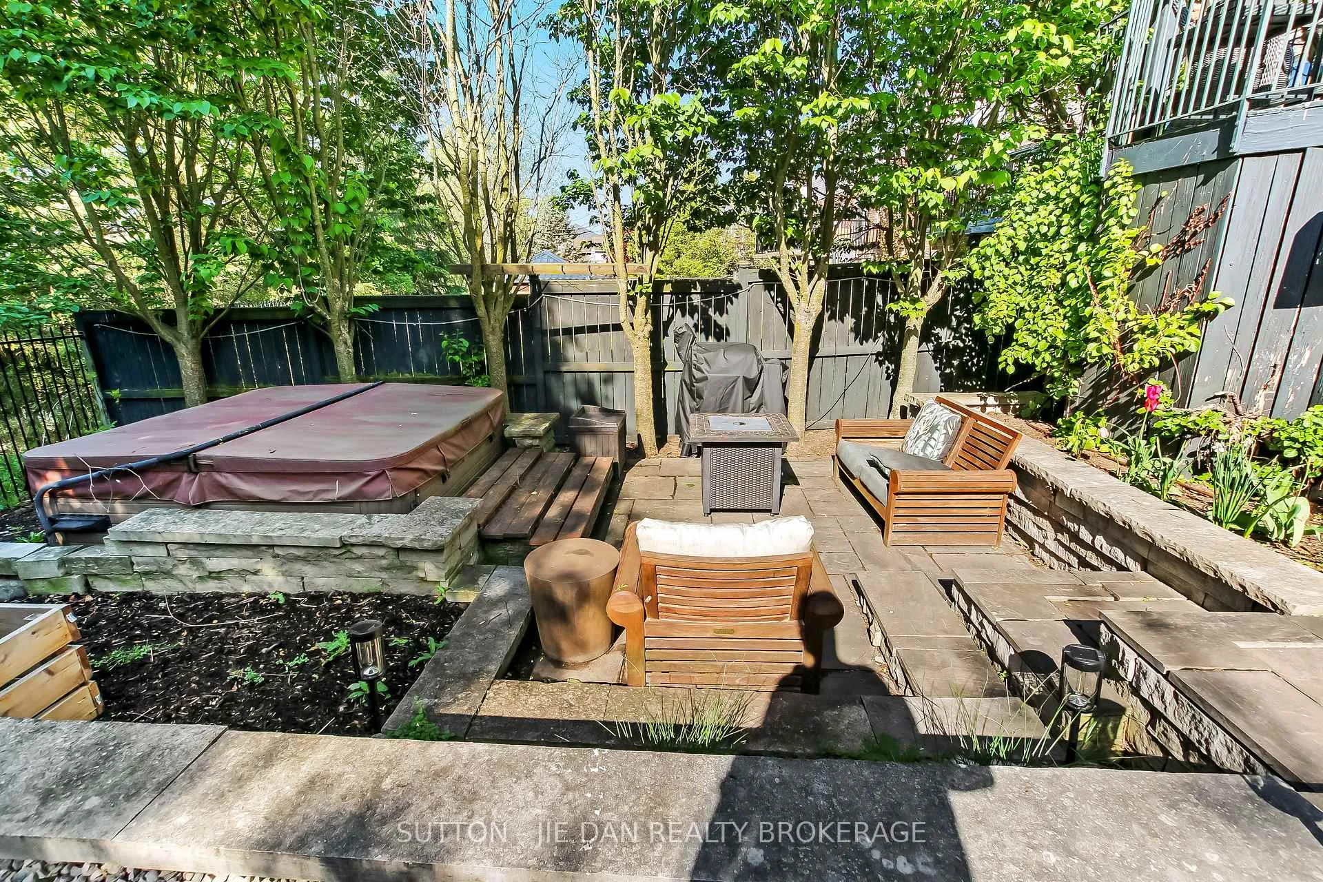 Photo 31 of 369 Kingbird Court, London, North B — HOMEH