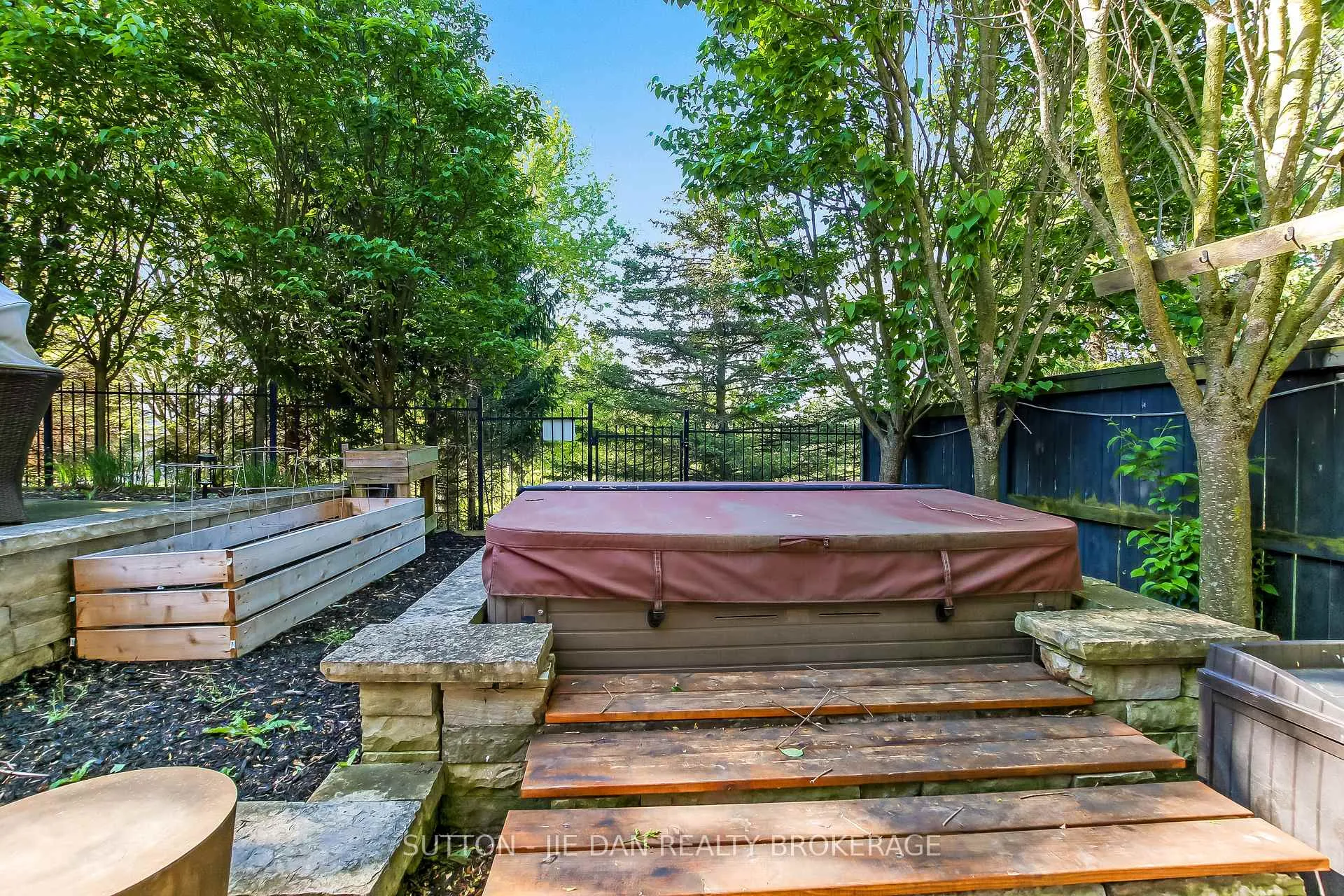Photo 32 of 369 Kingbird Court, London, North B — HOMEH