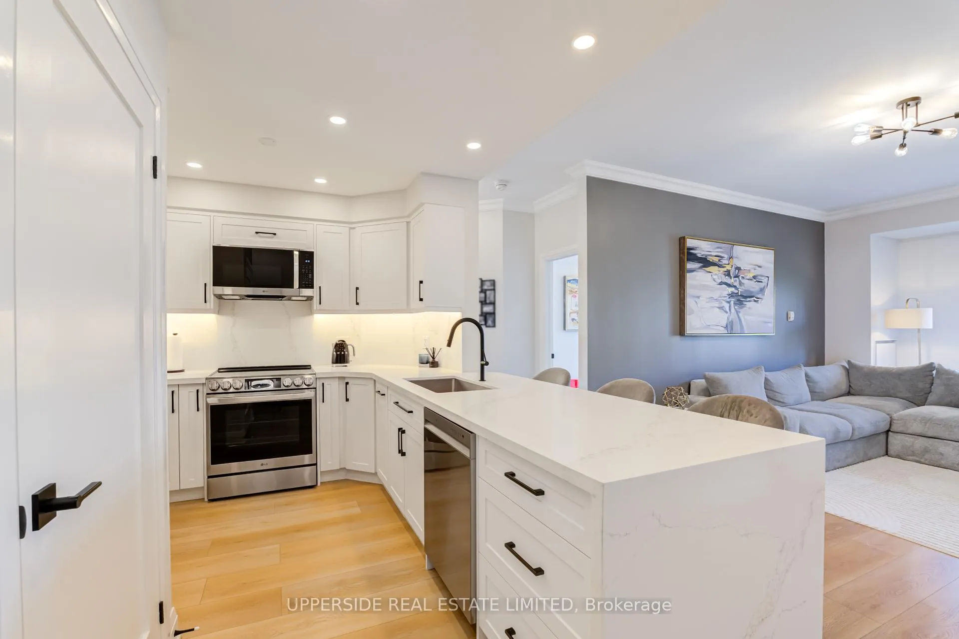 Photo 8 of Unit 405, 1 Maison Parc Court, Vaughan, Lakeview Estates — HOMEH