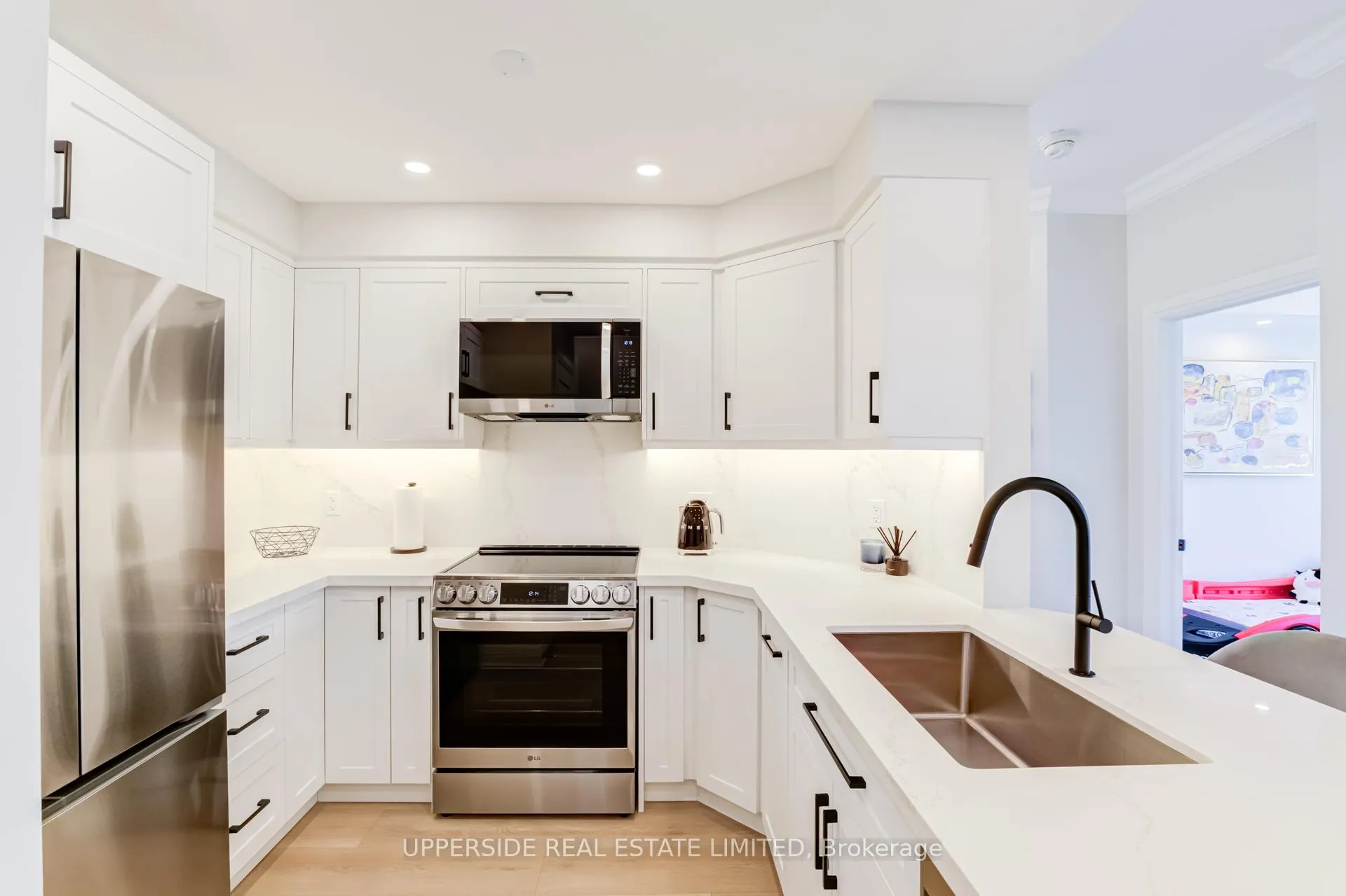 Photo 11 of Unit 405, 1 Maison Parc Court, Vaughan, Lakeview Estates — HOMEH