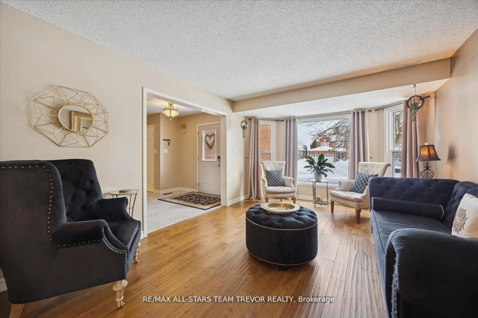 Photo 2 of 22 Chartwell Crescent, Georgina, Keswick North — HOMEH