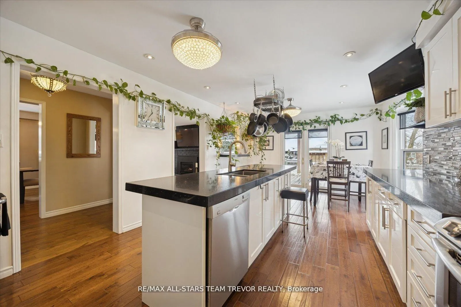 Photo 10 of 22 Chartwell Crescent, Georgina, Keswick North — HOMEH