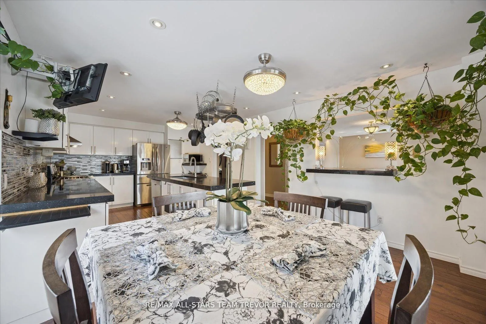 Photo 11 of 22 Chartwell Crescent, Georgina, Keswick North — HOMEH