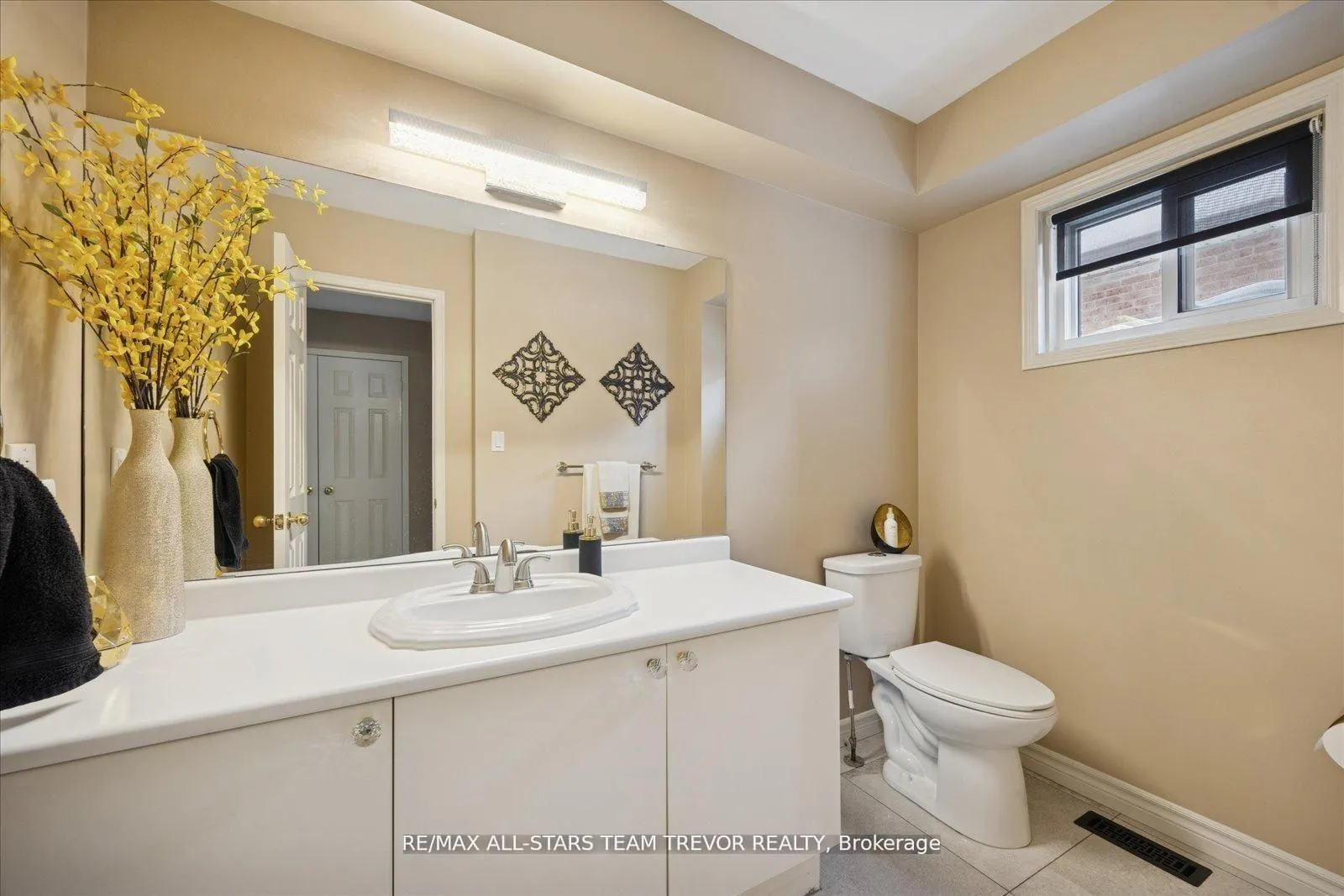 Photo 15 of 22 Chartwell Crescent, Georgina, Keswick North — HOMEH
