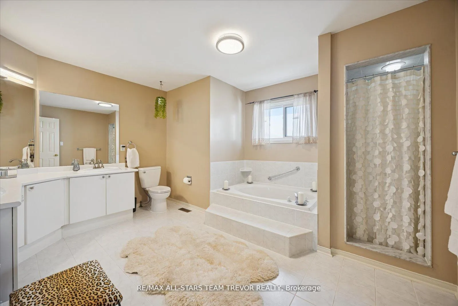 Photo 23 of 22 Chartwell Crescent, Georgina, Keswick North — HOMEH