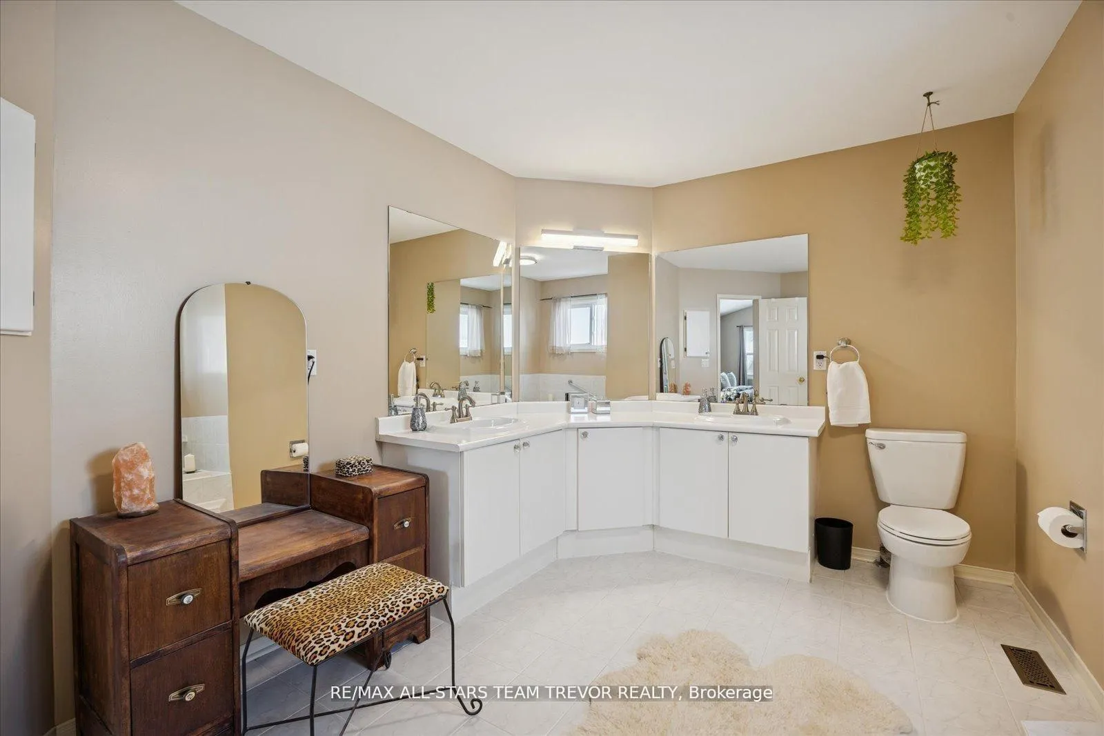 Photo 24 of 22 Chartwell Crescent, Georgina, Keswick North — HOMEH