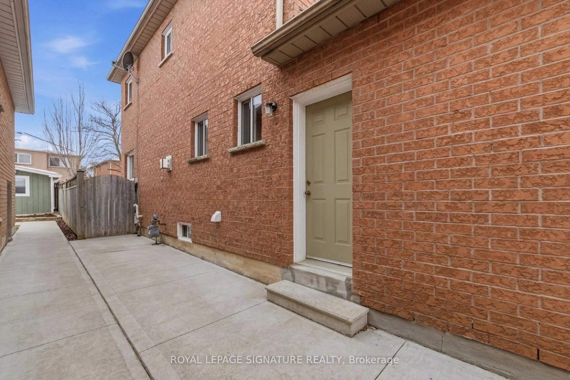 Photo 2 of 26 Nazer Street, Halton Hills, Georgetown — HOMEH
