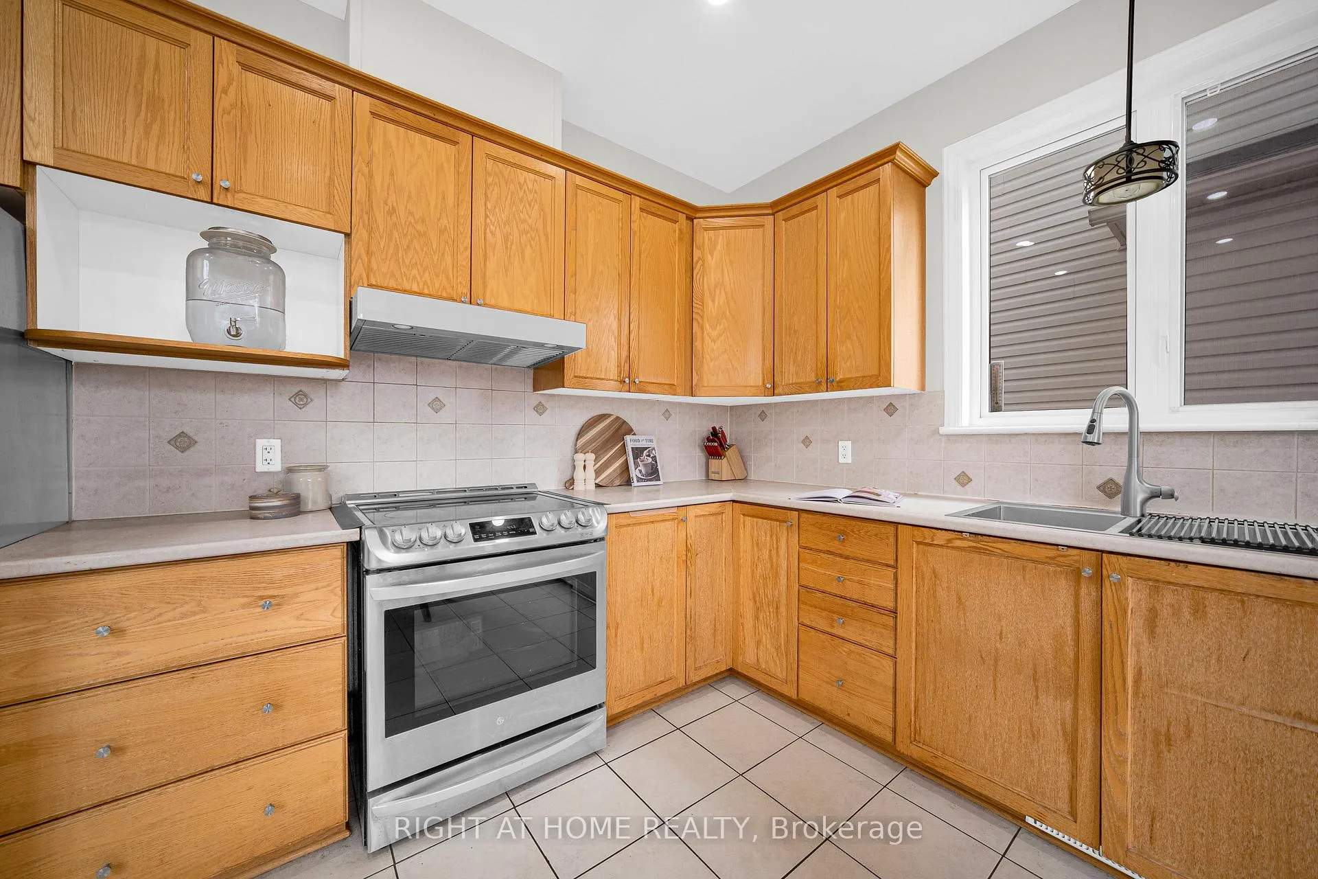 Photo 16 of 27 Knowlton Drive, Ottawa, Barrhaven East — HOMEH