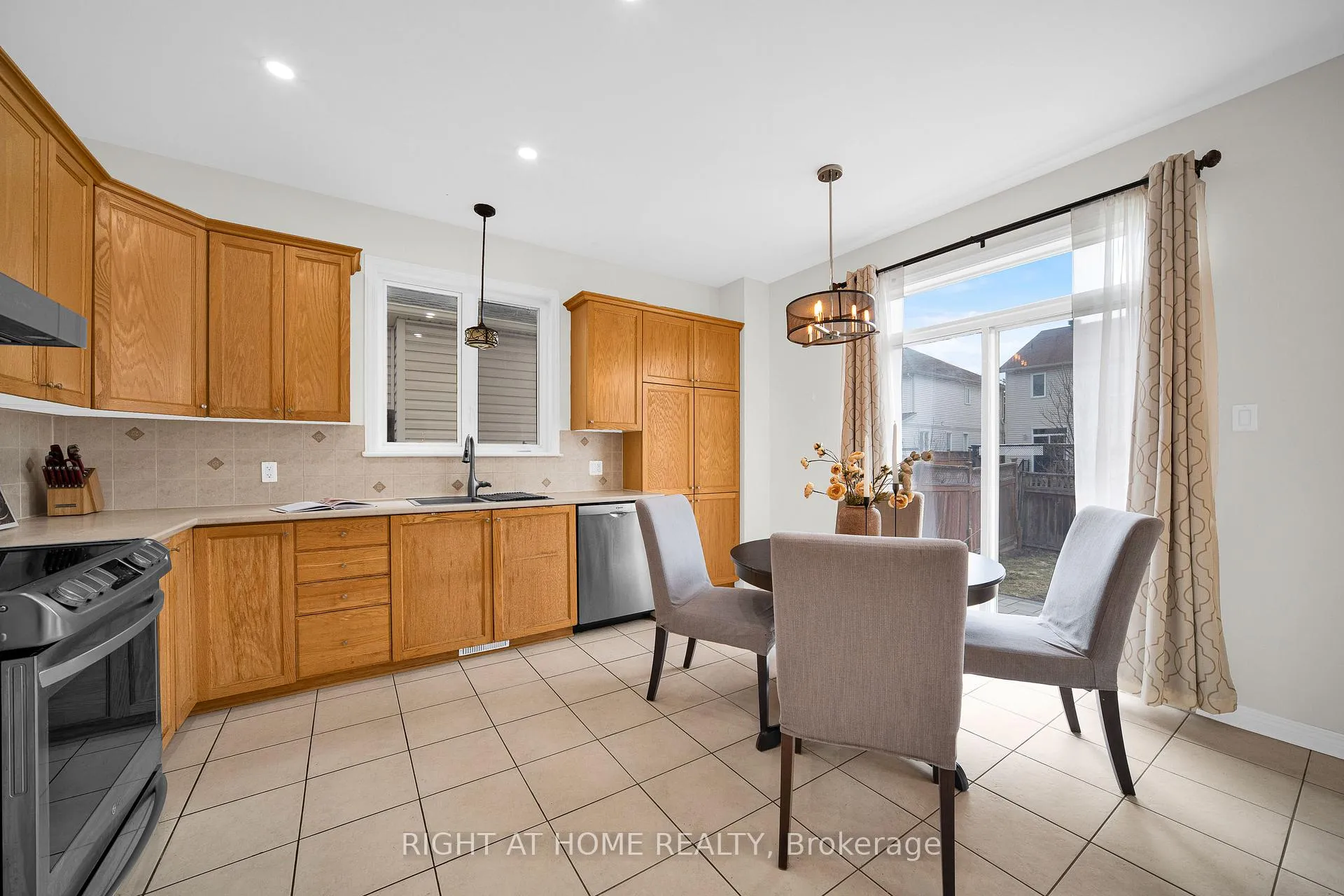 Photo 17 of 27 Knowlton Drive, Ottawa, Barrhaven East — HOMEH