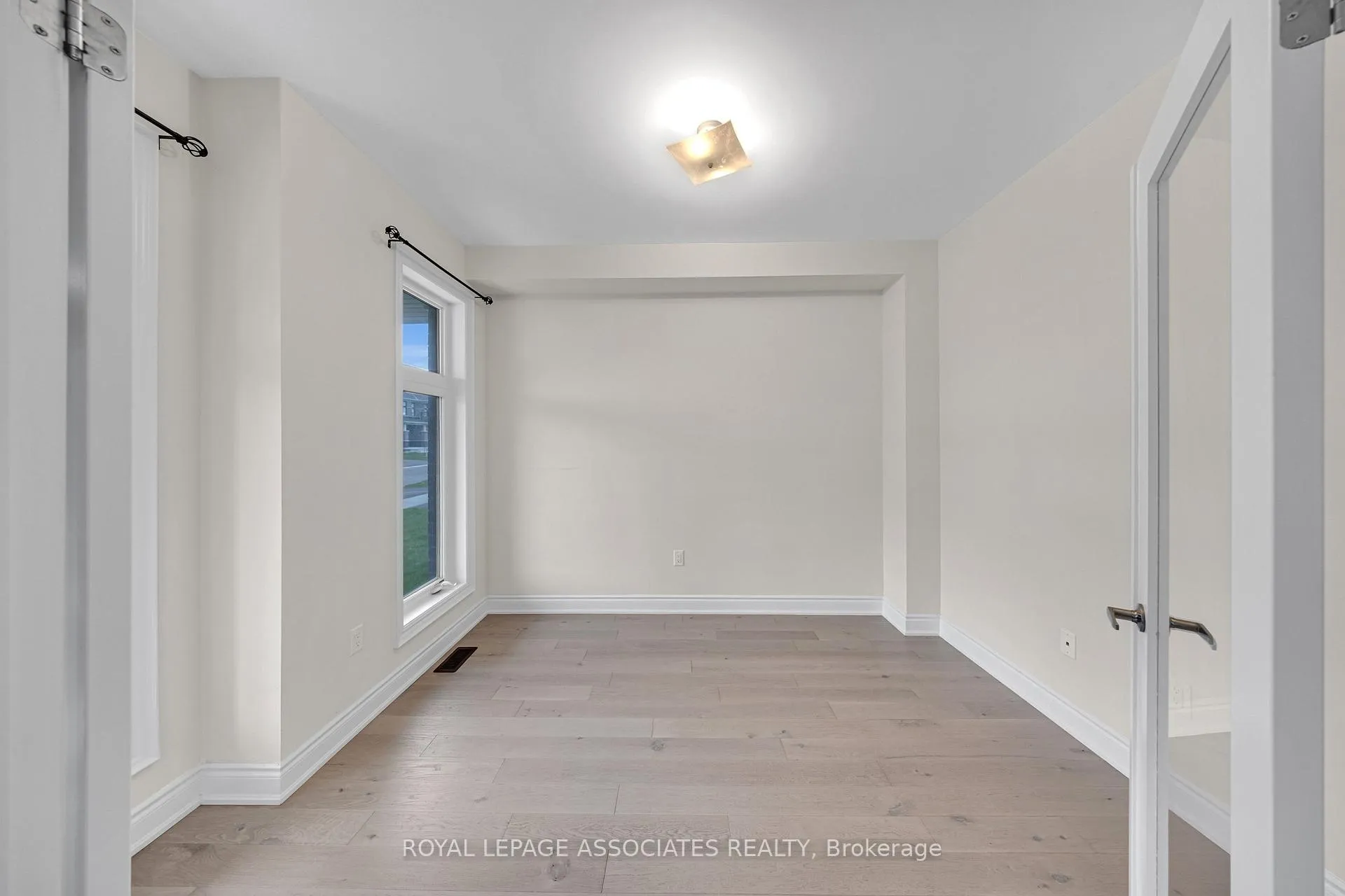 Photo 3 of 21 John Dallimore Drive, Georgina, Keswick South — HOMEH