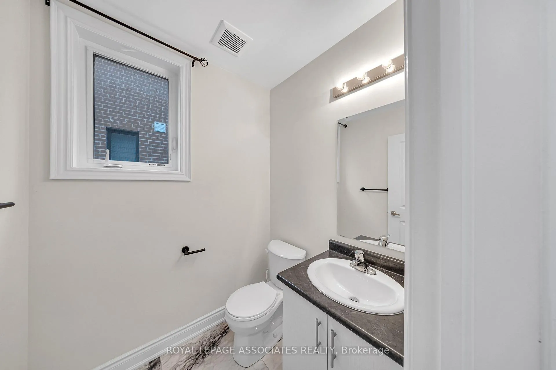 Photo 5 of 21 John Dallimore Drive, Georgina, Keswick South — HOMEH