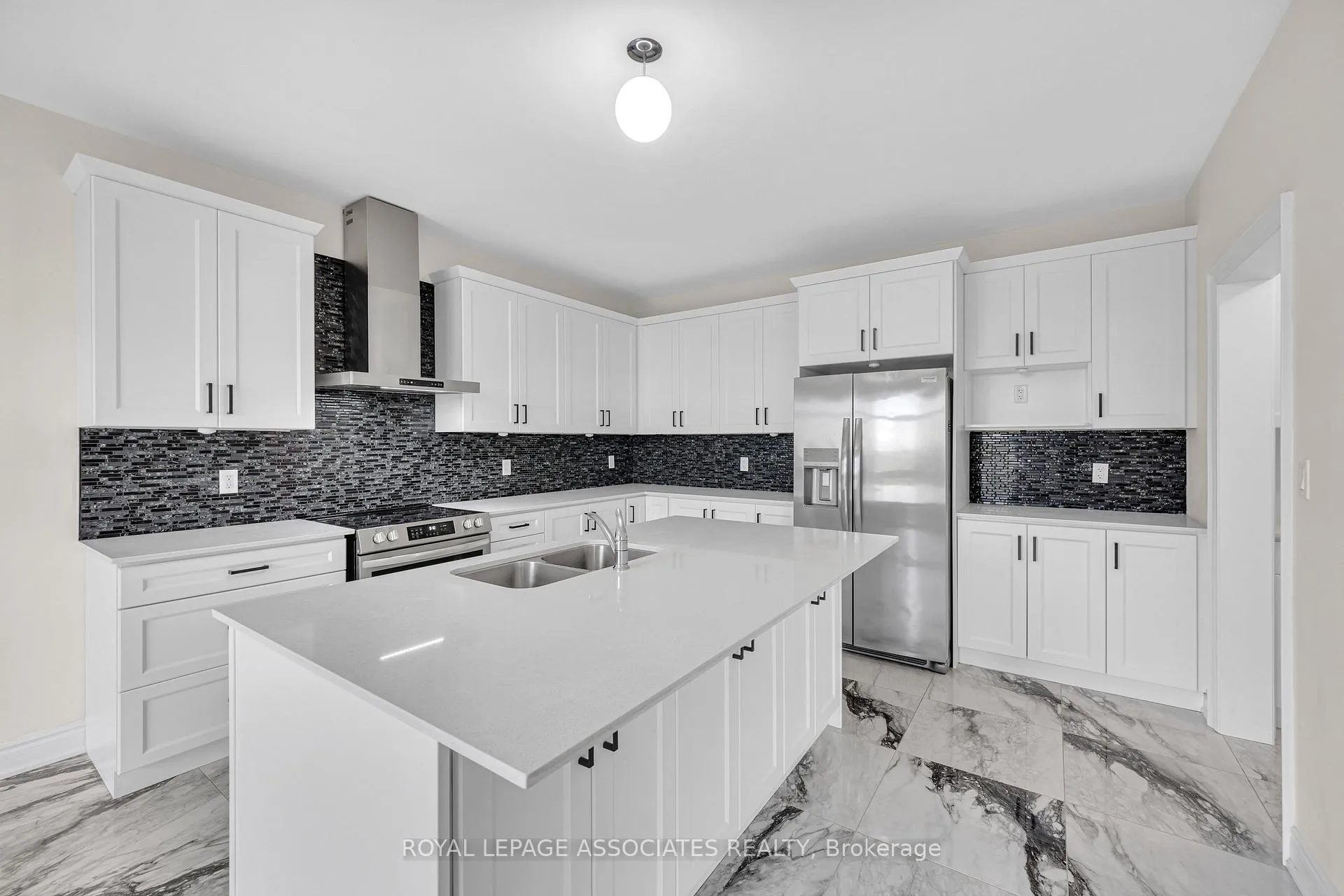 Photo 9 of 21 John Dallimore Drive, Georgina, Keswick South — HOMEH