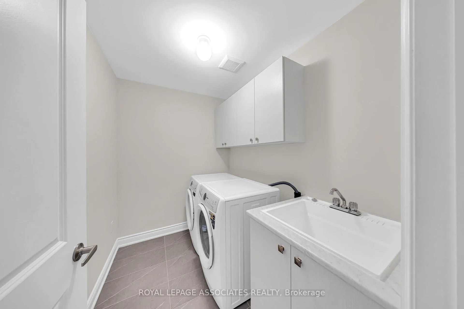 Photo 18 of 21 John Dallimore Drive, Georgina, Keswick South — HOMEH