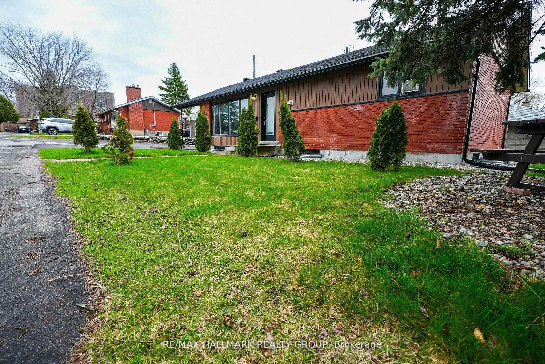 Photo 2 of 924 Bermuda Avenue, Ottawa, Carson Meadows — HOMEH