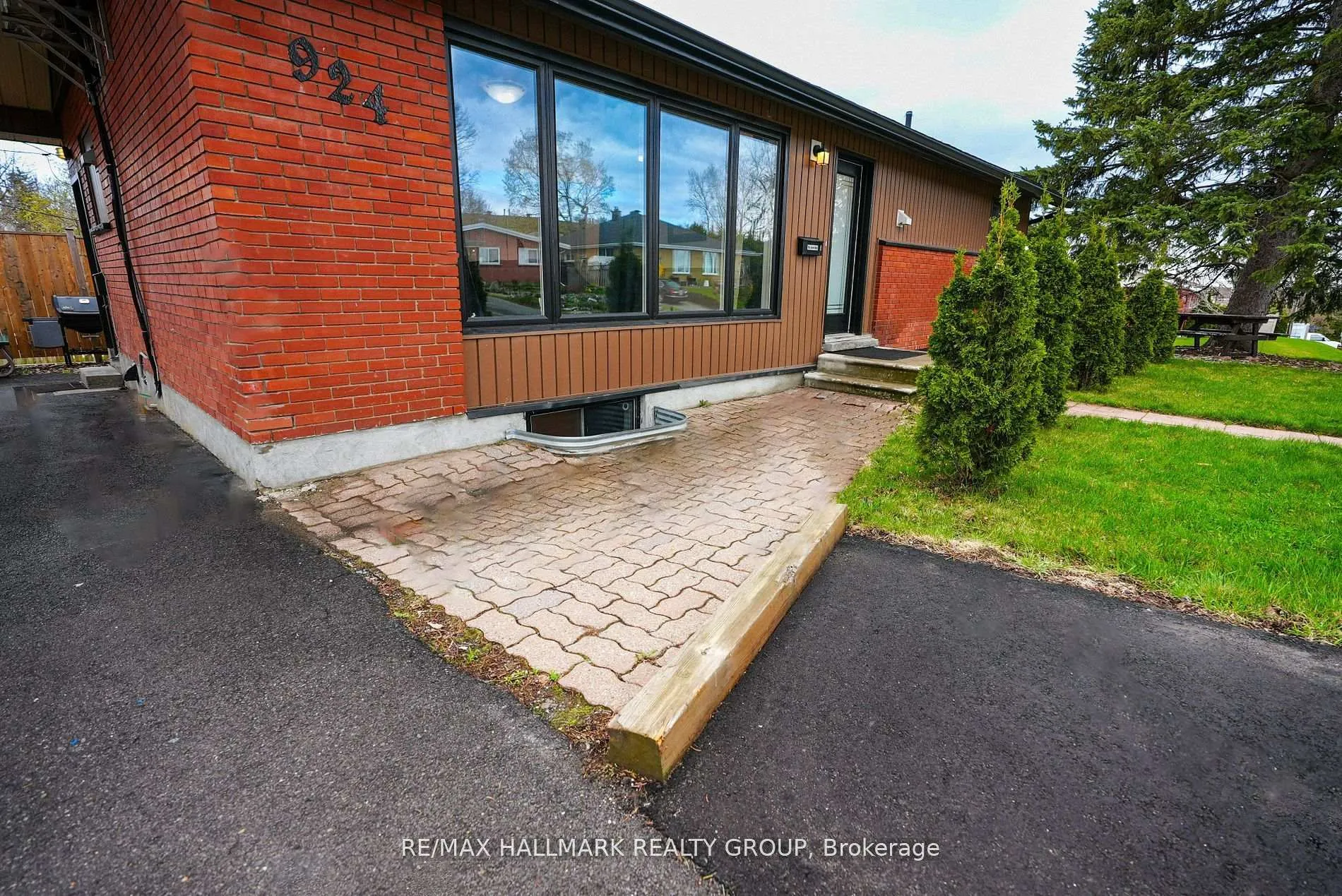 Photo 4 of 924 Bermuda Avenue, Ottawa, Carson Meadows — HOMEH