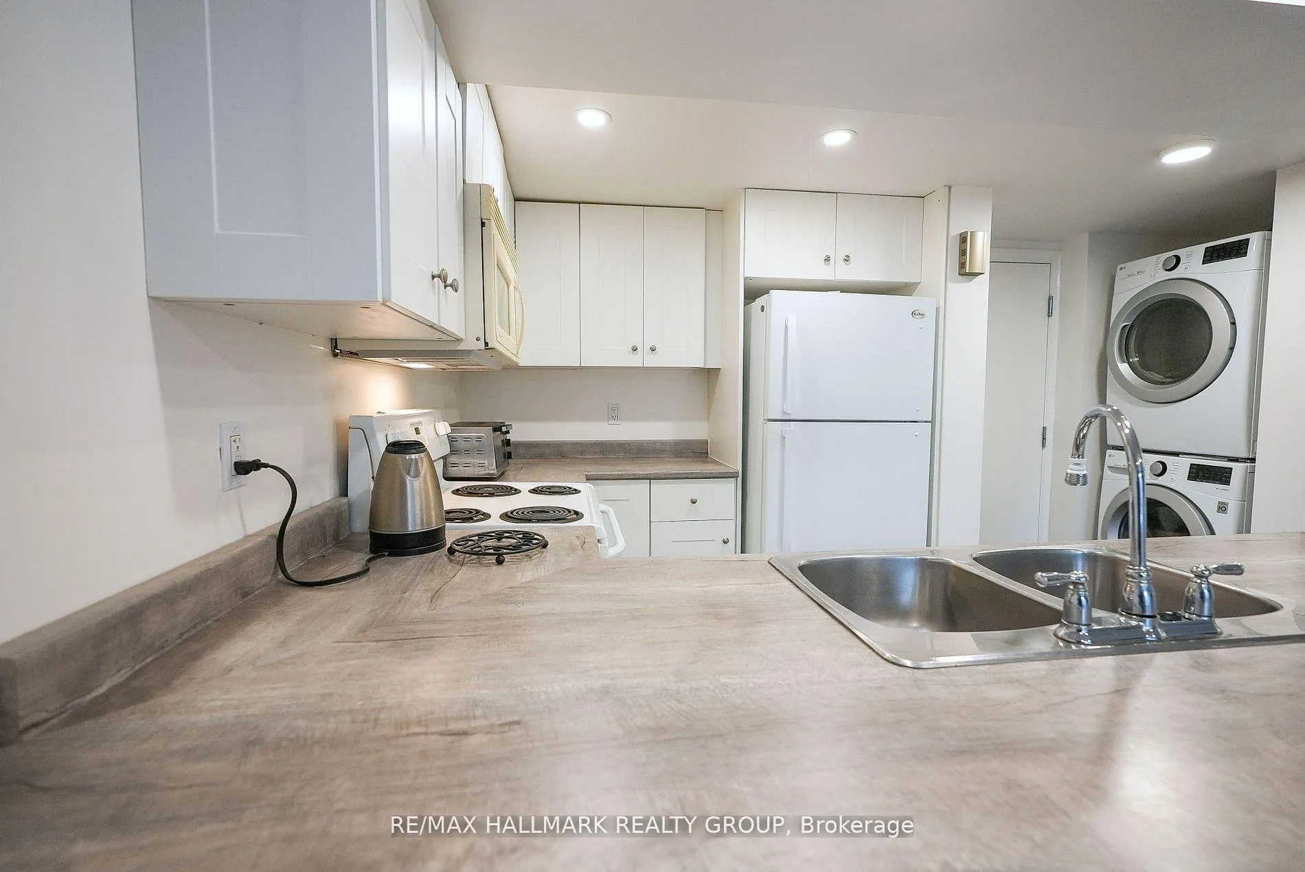 Photo 22 of 924 Bermuda Avenue, Ottawa, Carson Meadows — HOMEH