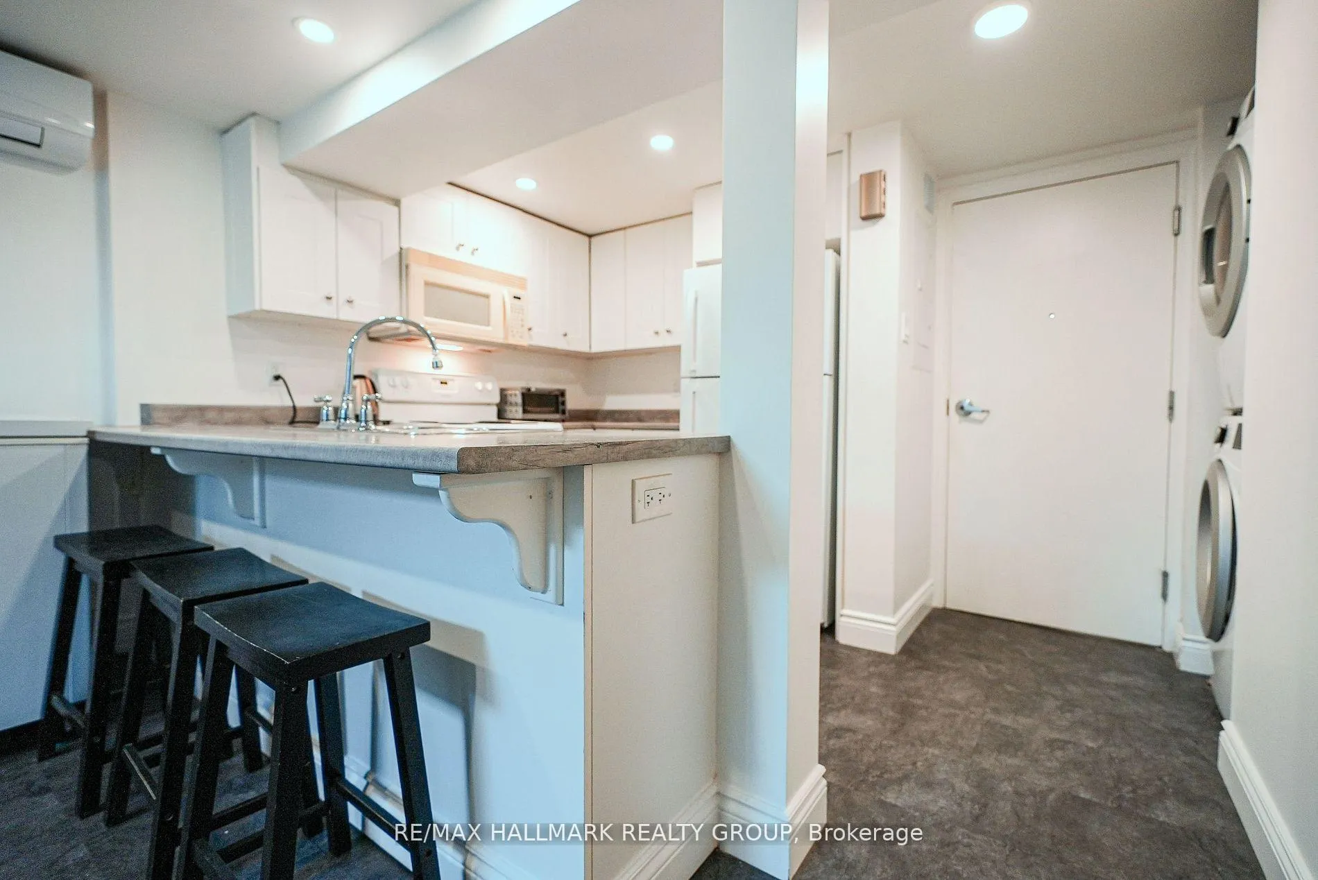 Photo 23 of 924 Bermuda Avenue, Ottawa, Carson Meadows — HOMEH