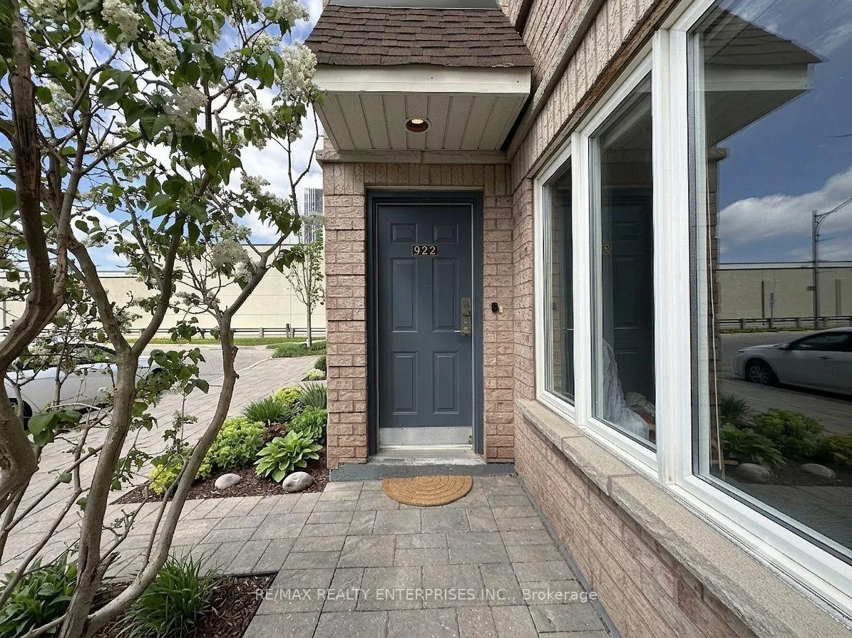 Photo 2 of Unit 102, 52 Aerodrome Crescent, Toronto, Leaside — HOMEH