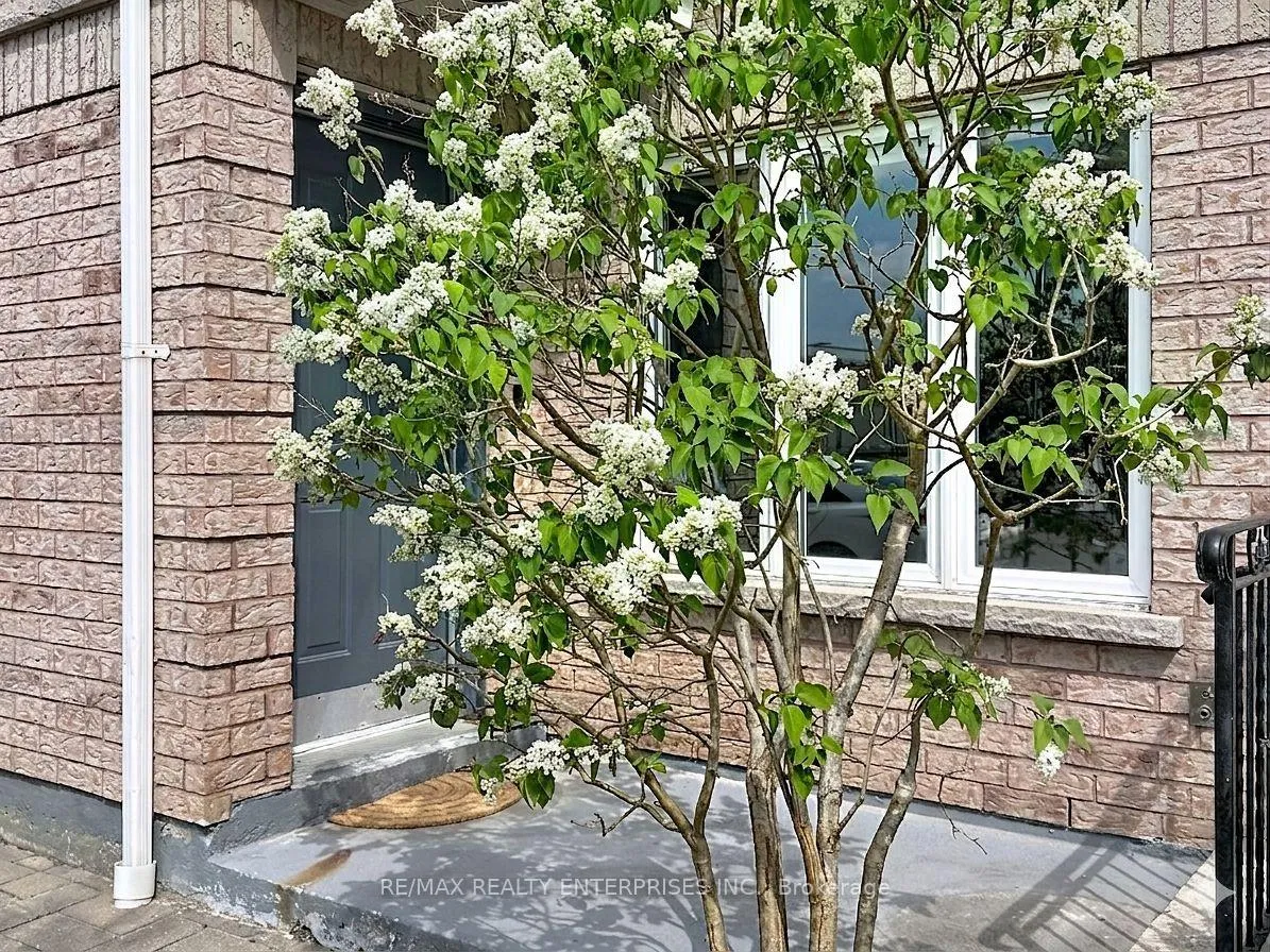 Photo 4 of Unit 102, 52 Aerodrome Crescent, Toronto, Leaside — HOMEH