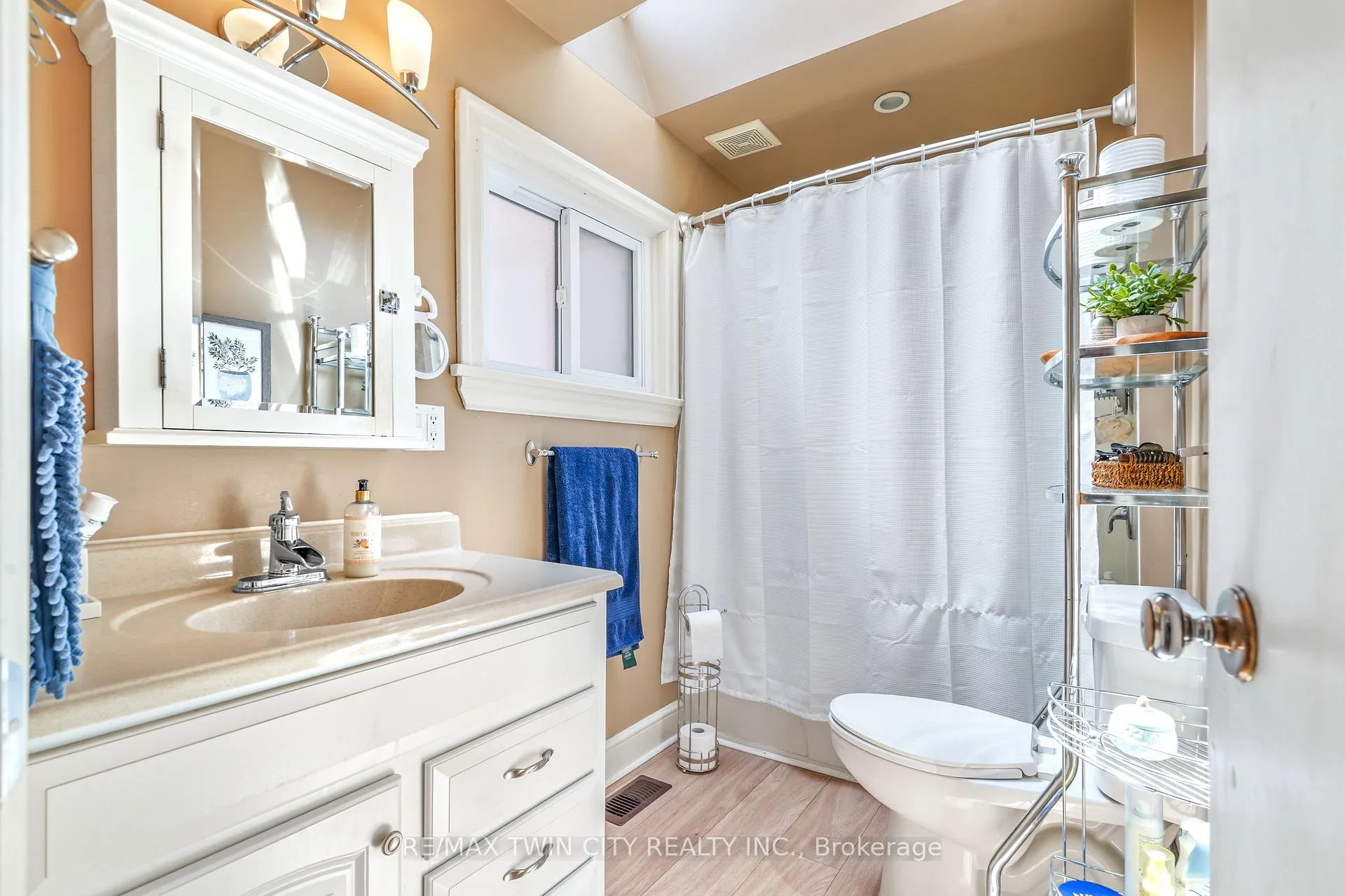 Photo 22 of 27 Ada Avenue, Brantford, North Ward — HOMEH