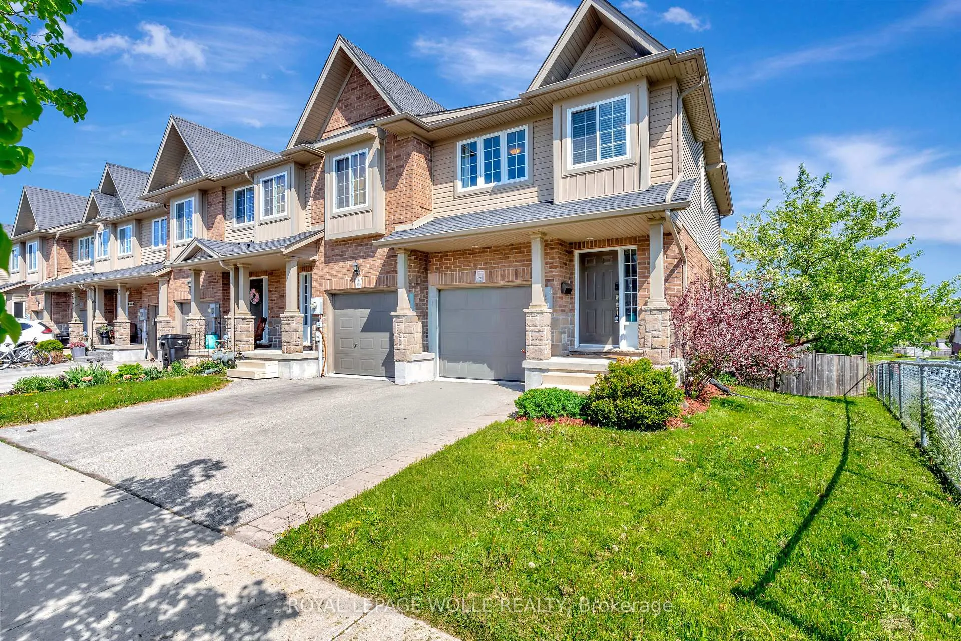 Photo 2 of 935 Zeller Crescent, Kitchener — HOMEH