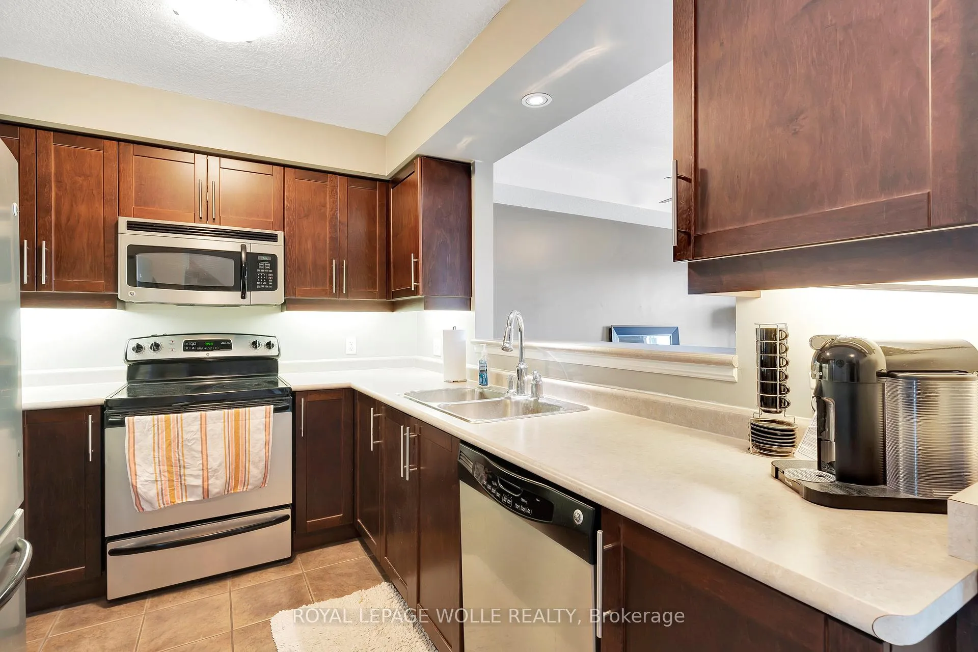 Photo 8 of 935 Zeller Crescent, Kitchener — HOMEH