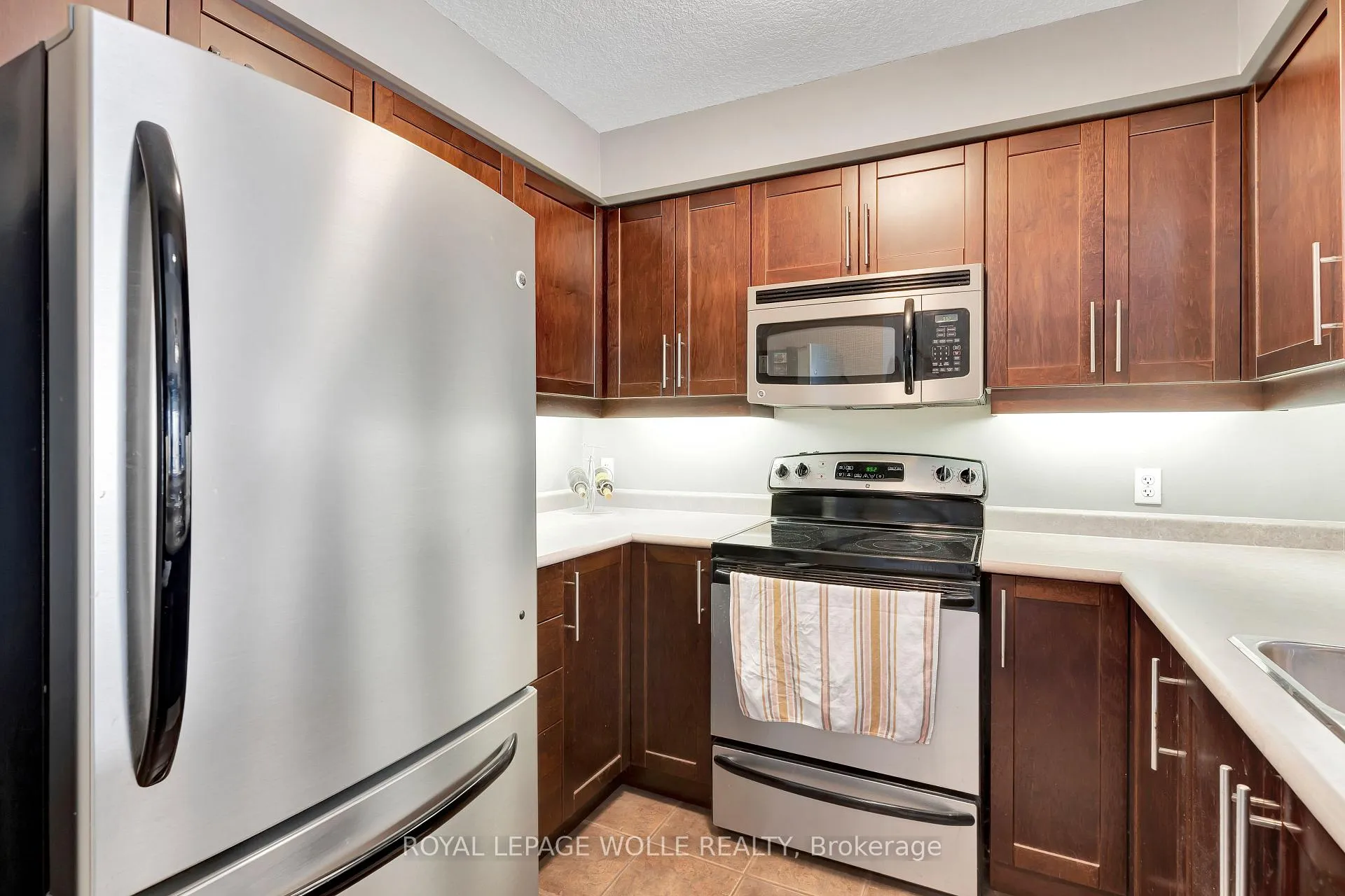 Photo 12 of 935 Zeller Crescent, Kitchener — HOMEH