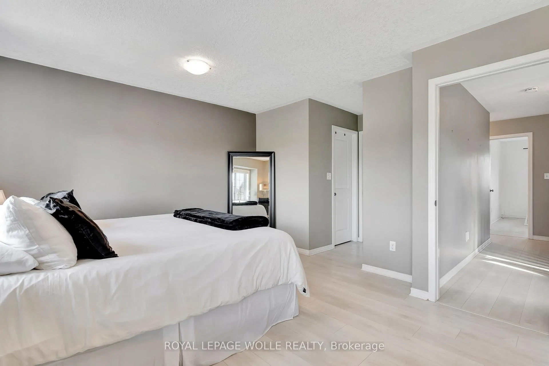 Photo 23 of 935 Zeller Crescent, Kitchener — HOMEH