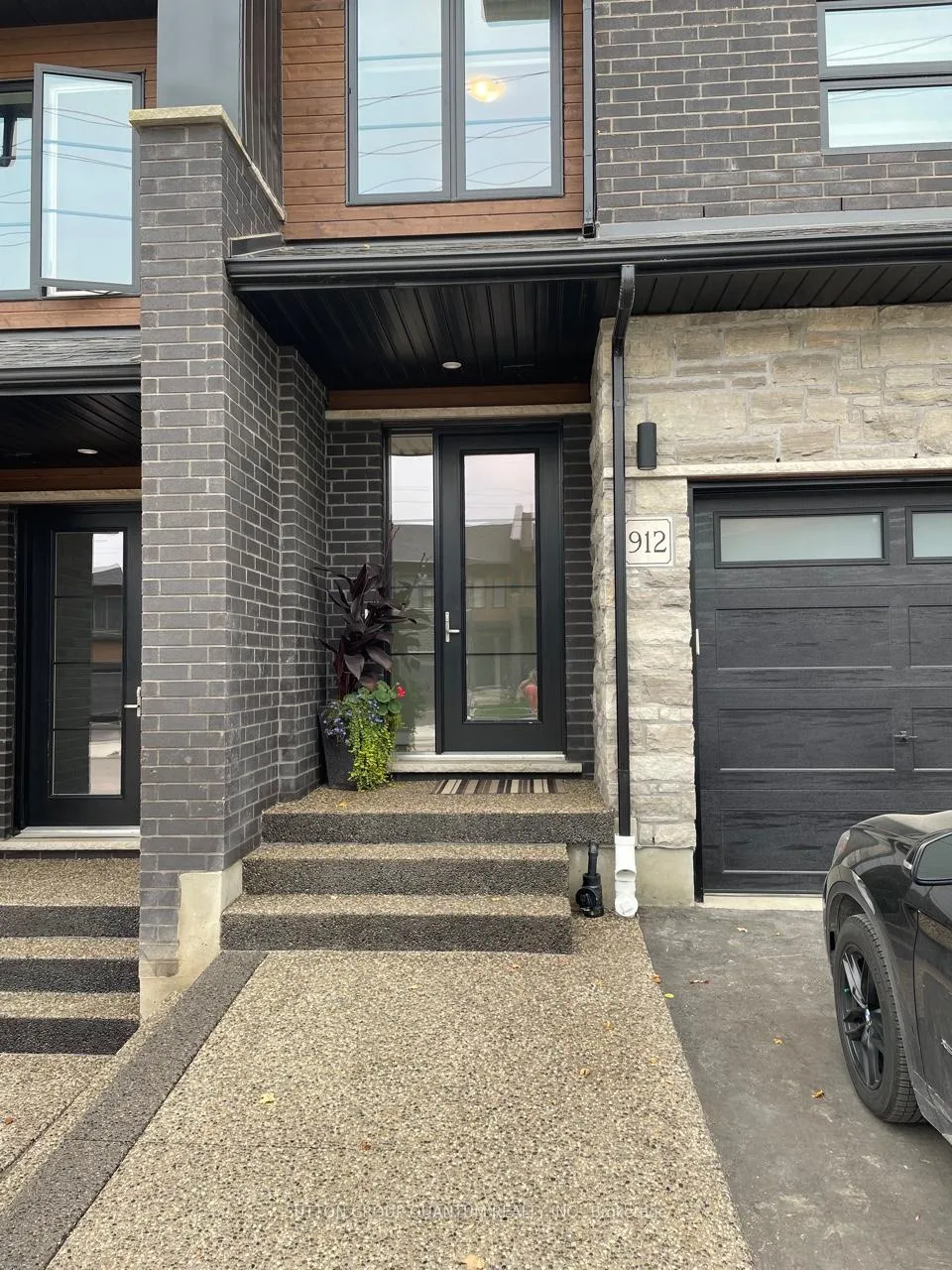 Photo 2 of 912 Robert Ferrie Drive, Kitchener, Doon South — HOMEH