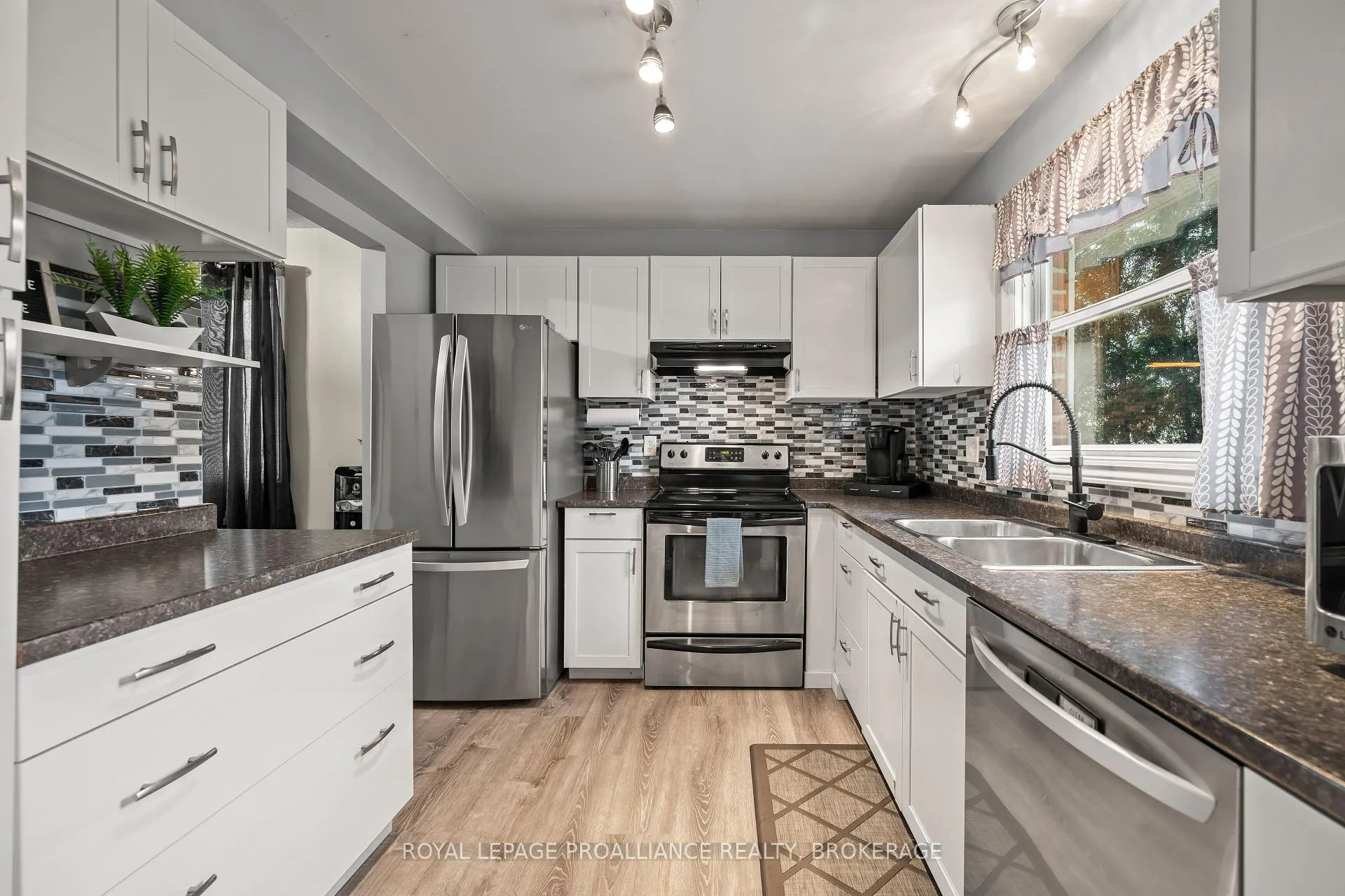 Photo 2 of 884 Larchwood Crescent, Kingston, City Northwest — HOMEH