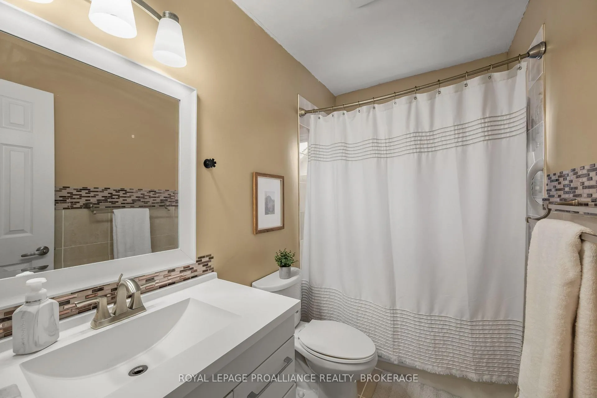 Photo 13 of 884 Larchwood Crescent, Kingston, City Northwest — HOMEH