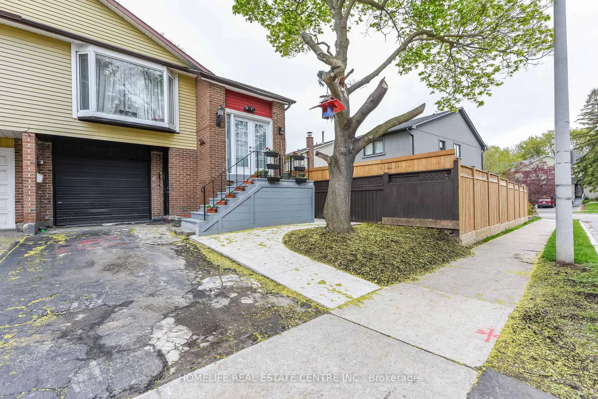 Photo 2 of 5 Bay Crest Drive, Brampton, Heart Lake East — HOMEH