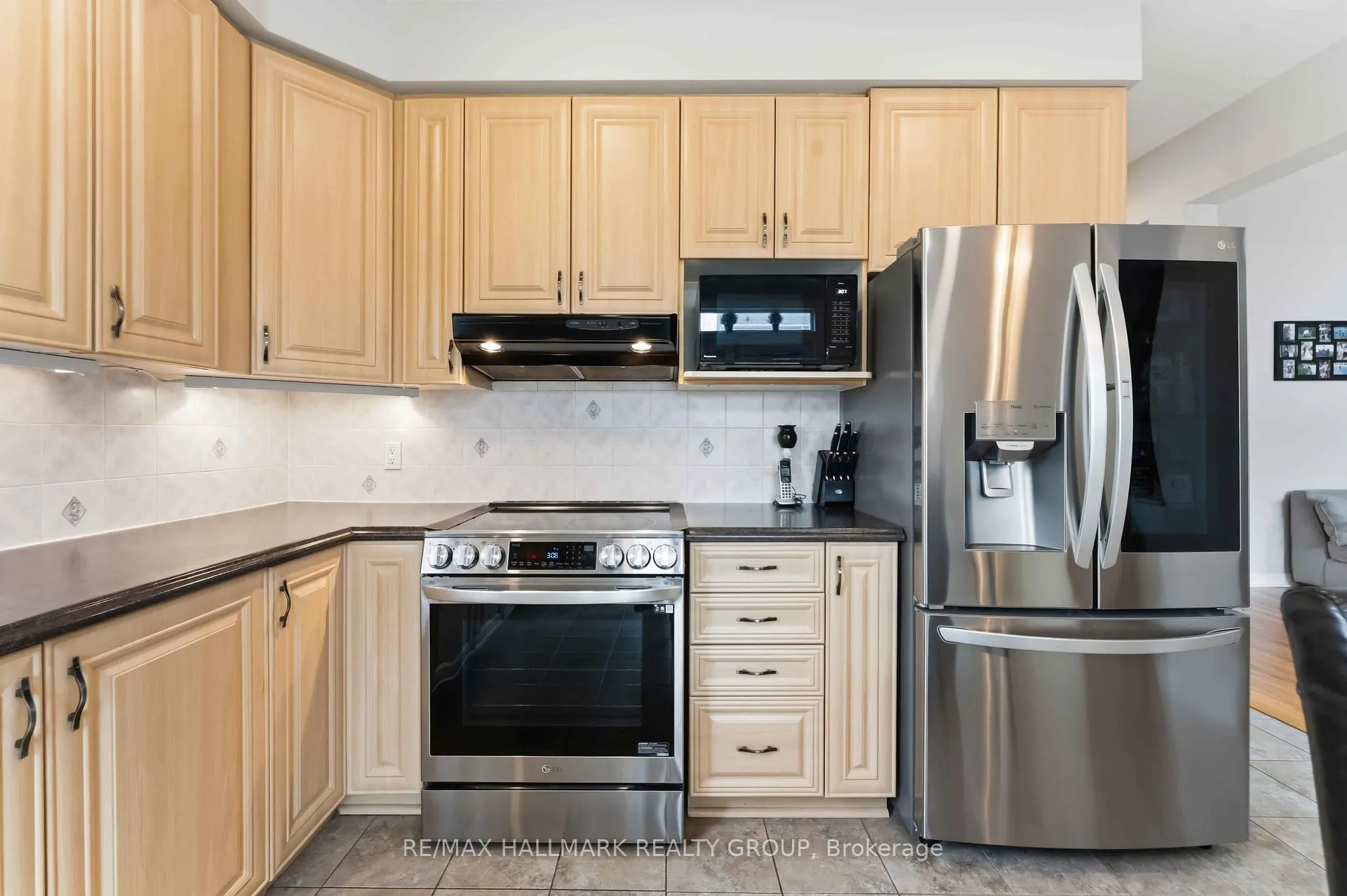 Photo 9 of 22 Oak Grove Street, Ottawa, Barrhaven East — HOMEH